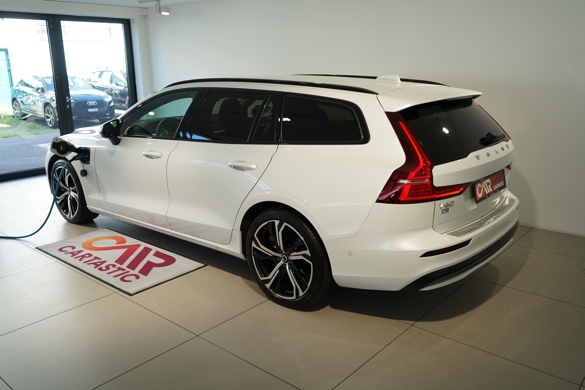 VOLVO V60 2.0 T6 TE Plus Dark for Business eAWD-showroom-element-2