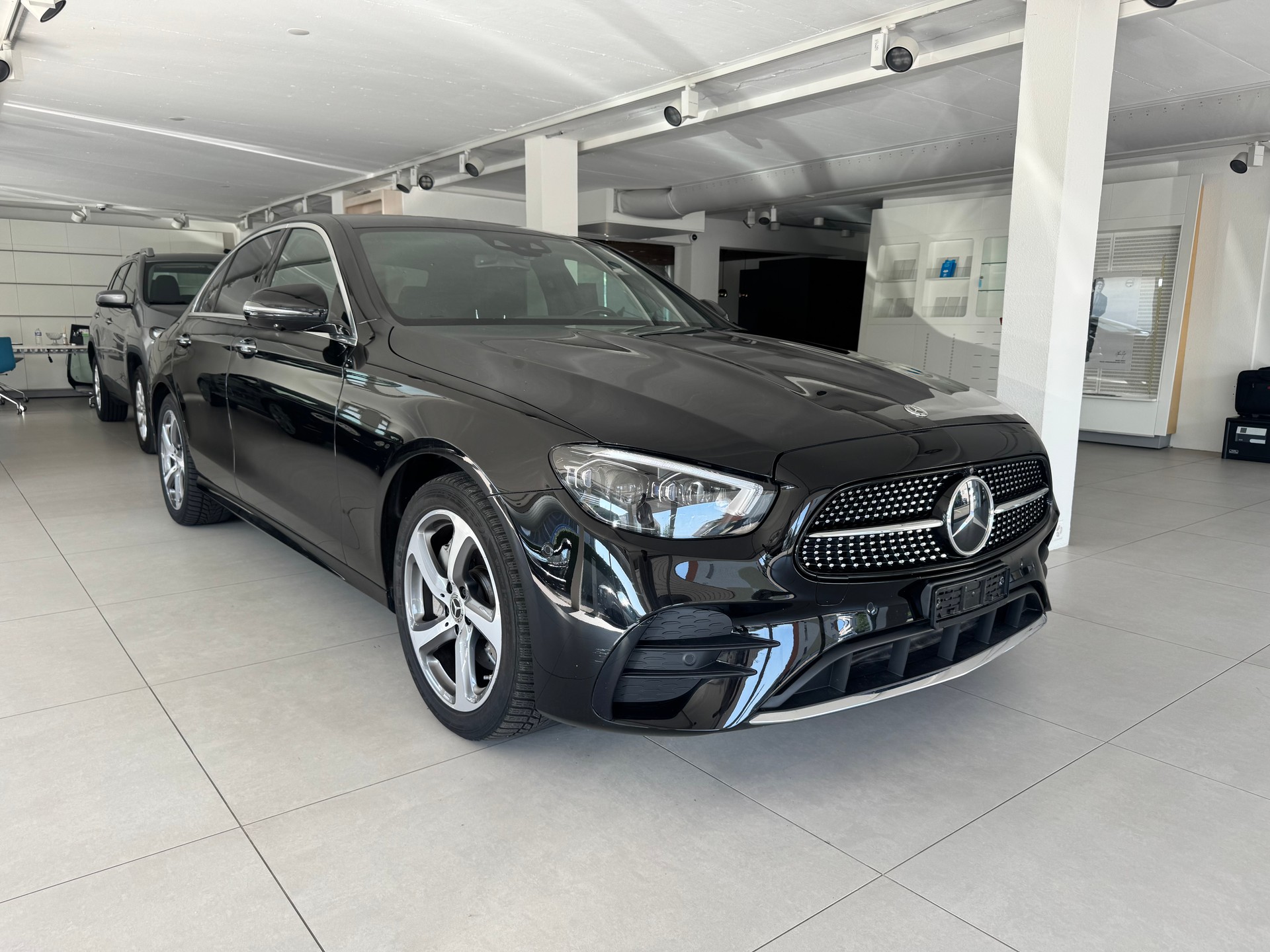 MERCEDES-BENZ E 200 4Matic AMG Line 9G-Tronic-showroom-element-1