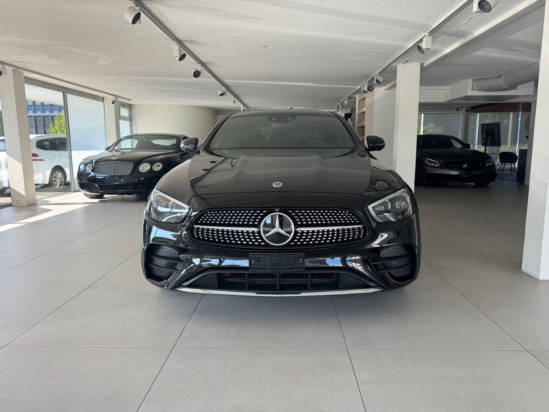 MERCEDES-BENZ E 200 4Matic AMG Line 9G-Tronic-showroom-element-2