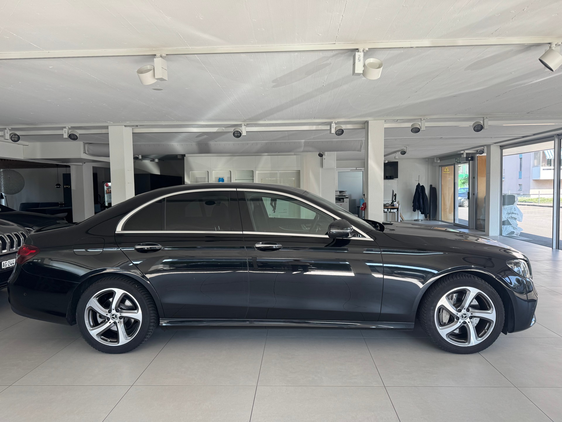 MERCEDES-BENZ E 200 4Matic AMG Line 9G-Tronic-showroom-element-3