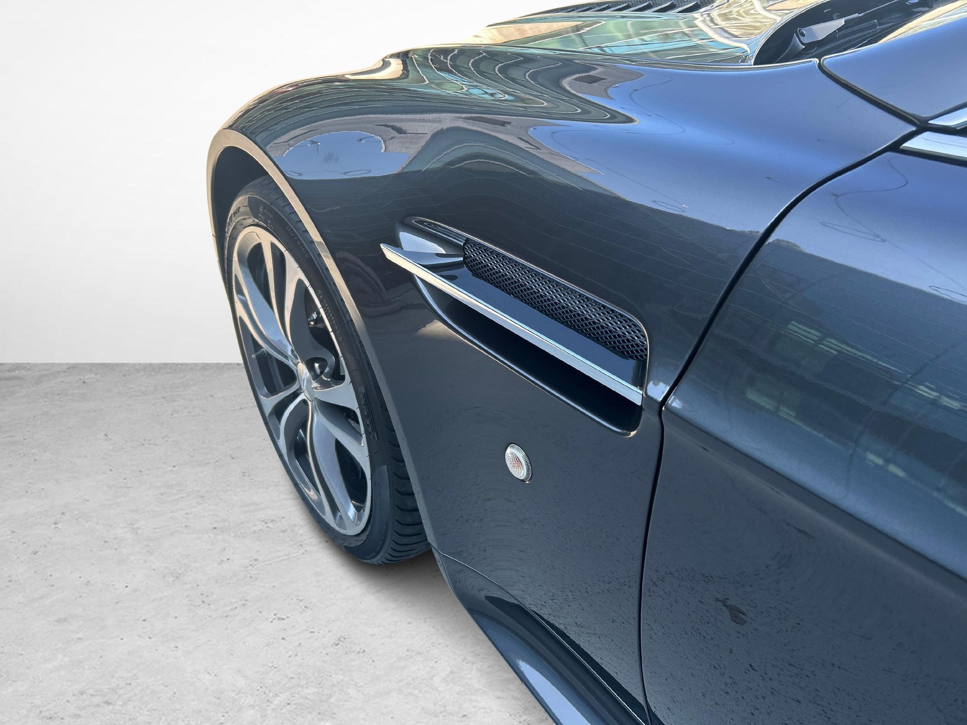 ASTON MARTIN V12 Vantage Coupé 6.0-image-13