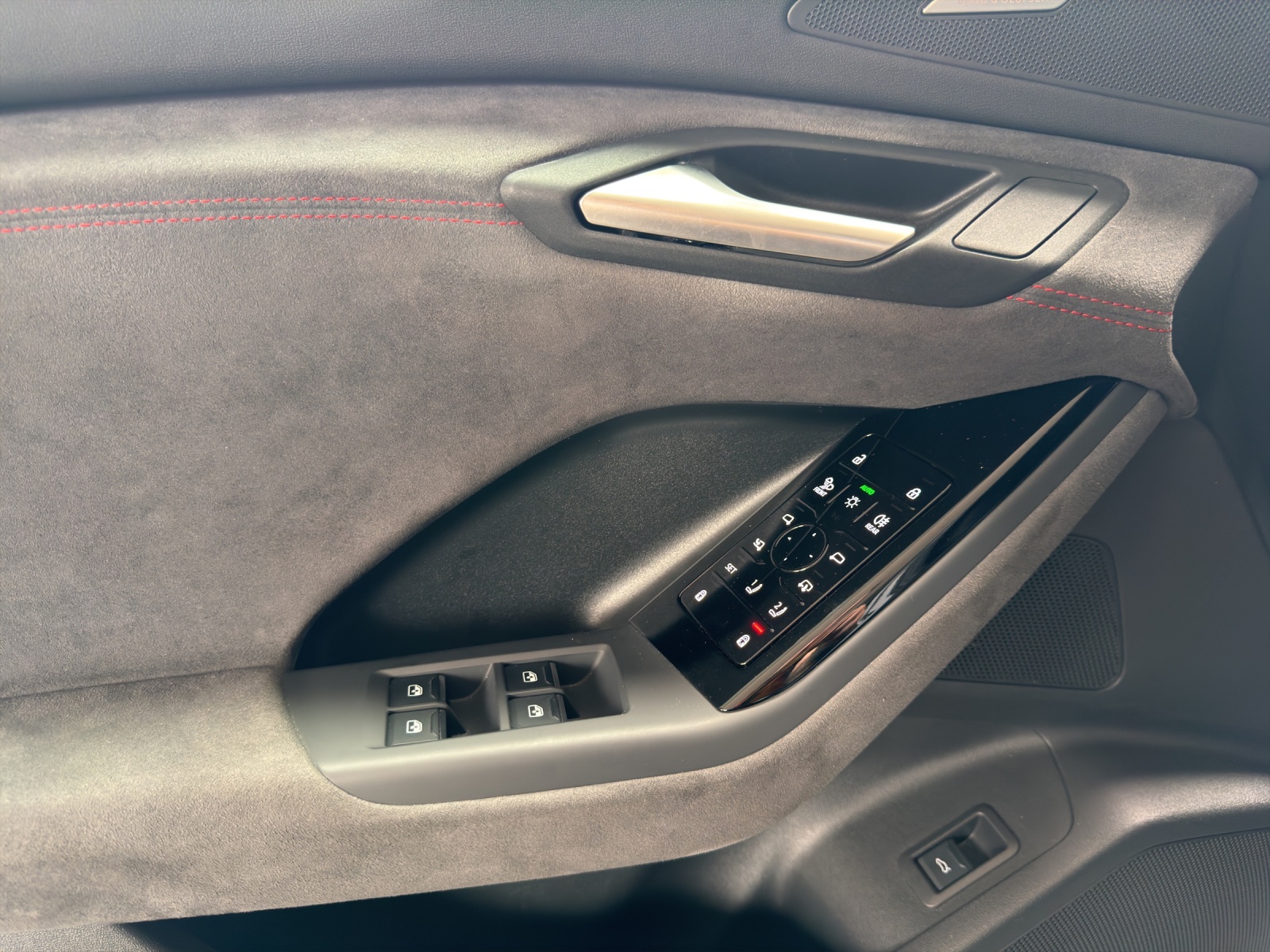AUDI Q6 e-tron quattro S-Line-image-13