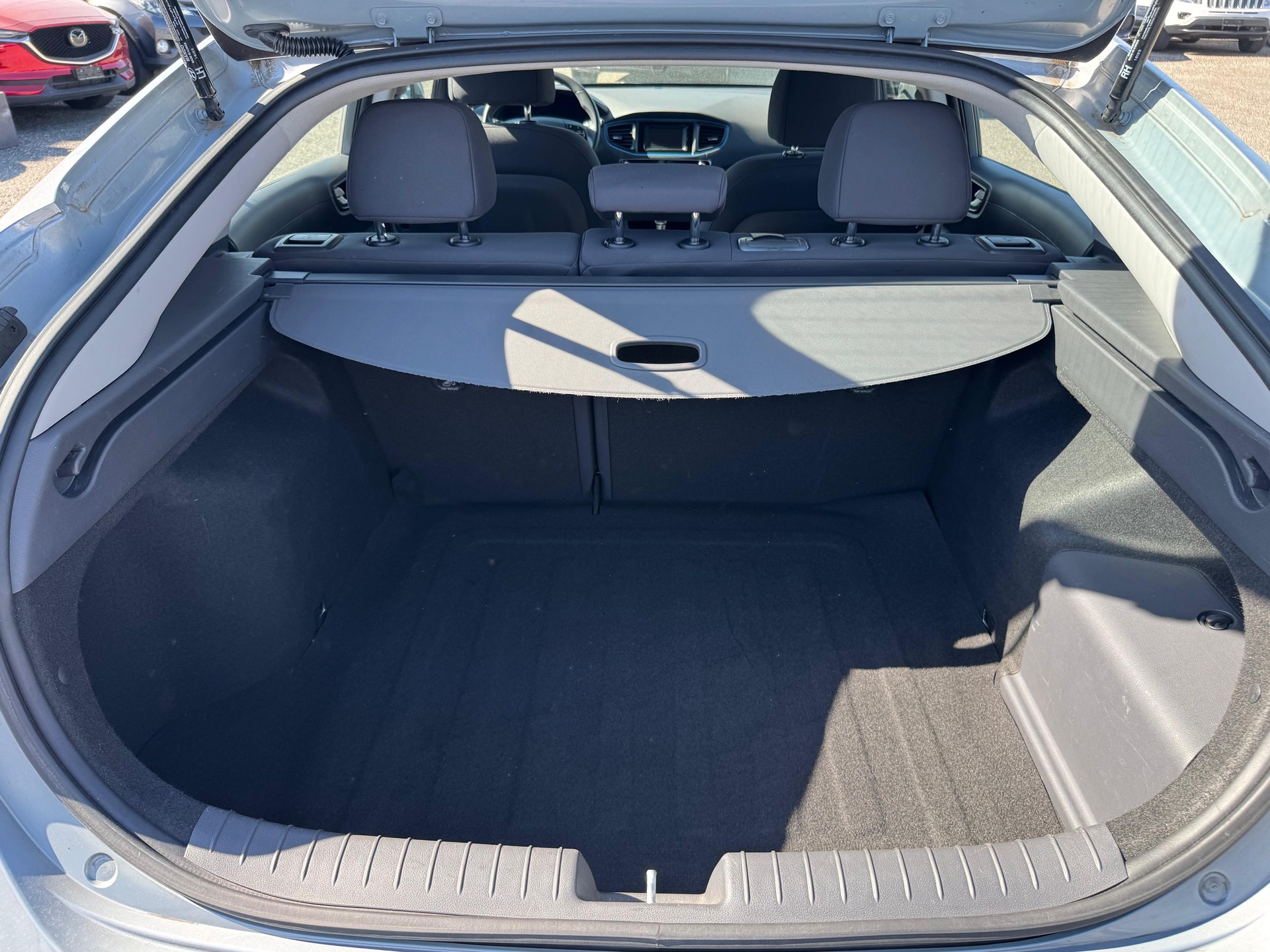 HYUNDAI Ioniq 1.6 GDi HEV Launch DCT-image-12