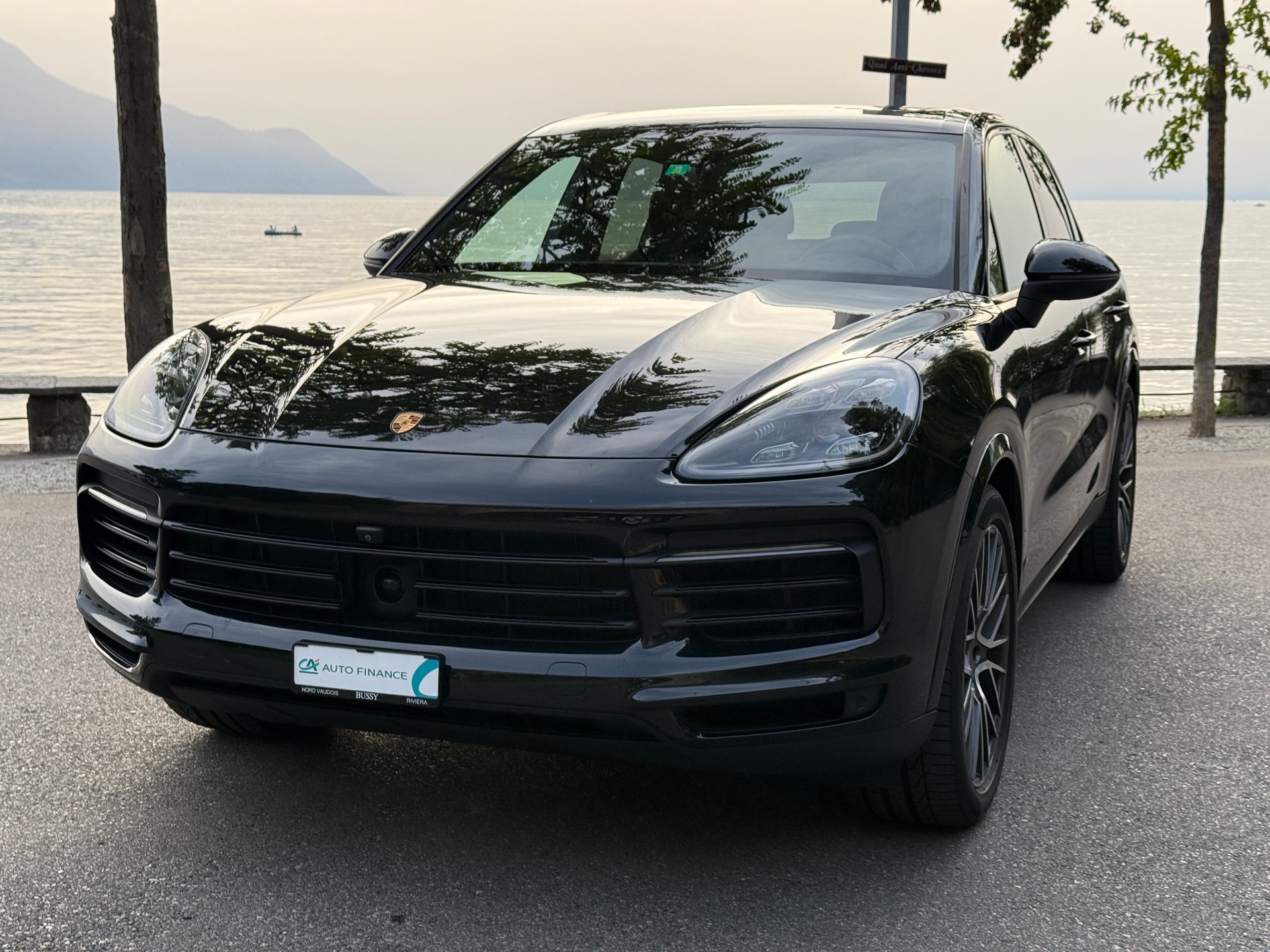 PORSCHE Cayenne-showroom-element-2