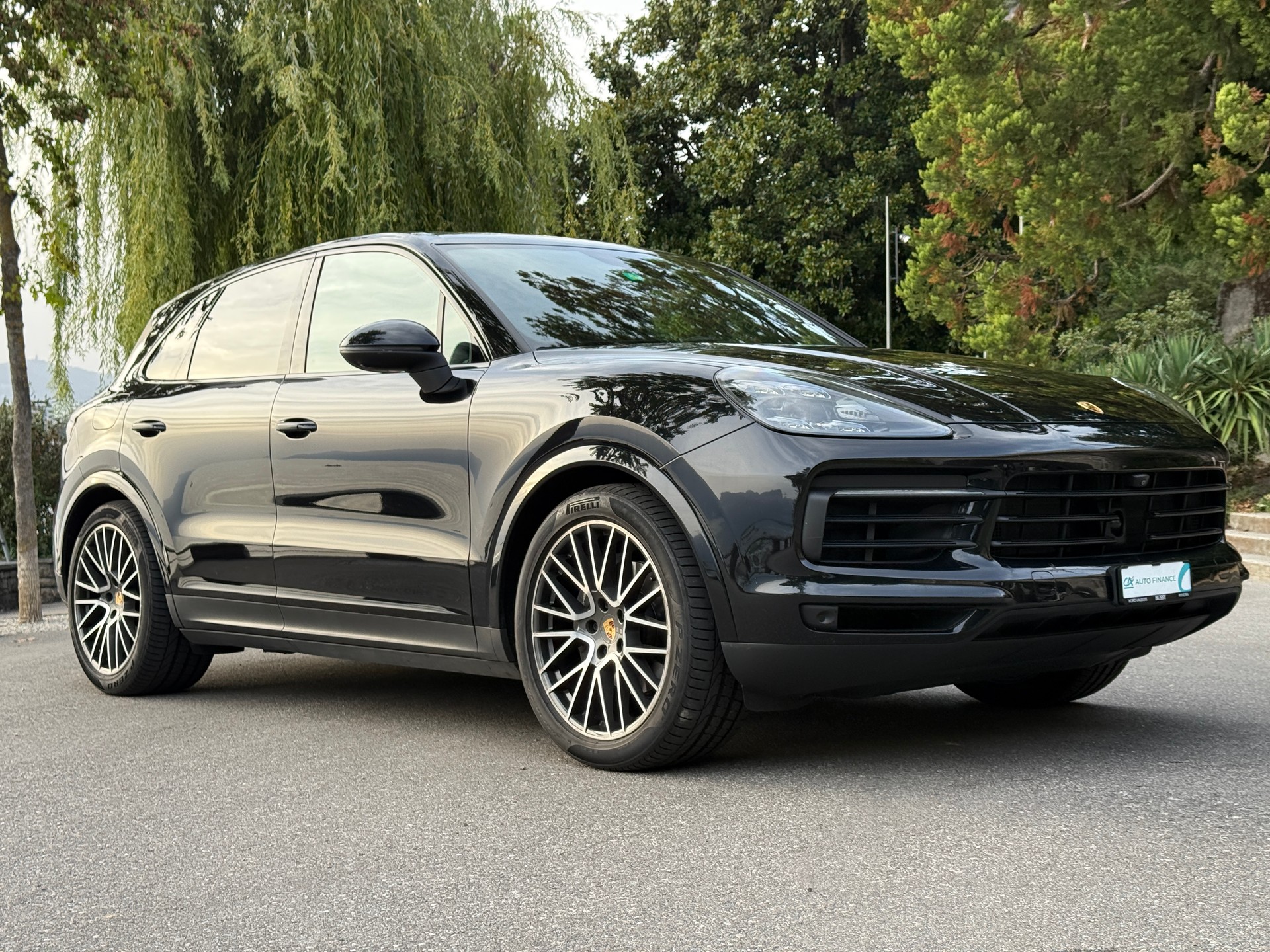 PORSCHE Cayenne-showroom-element-3