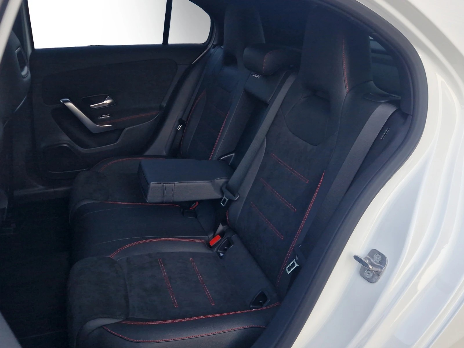 MERCEDES-BENZ A 200 Night Star 7G-DCT-image-10