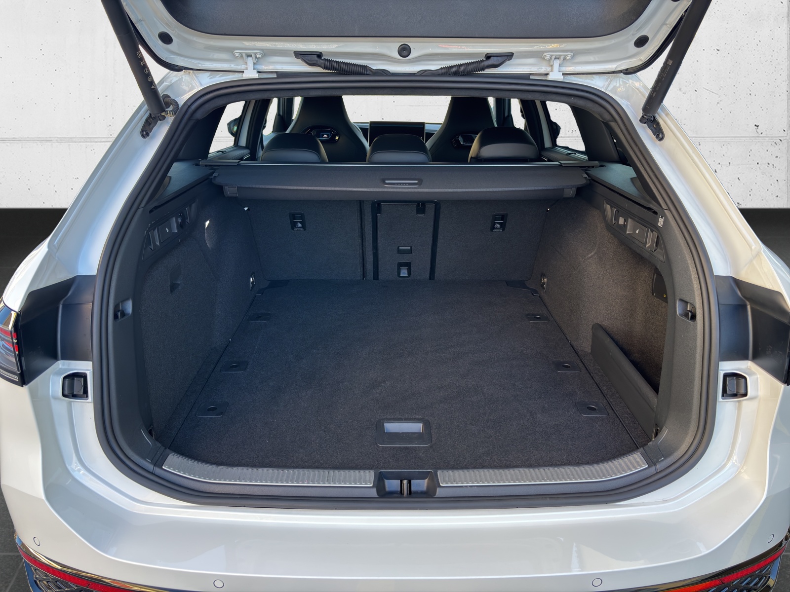 VW New Passat Variant 2.0 TSI evo4 R-Line Signature 4 Motion DSG mit fortl. Werksgarantie bis 07.2030, AHK, Leder & Winterräder-image-7