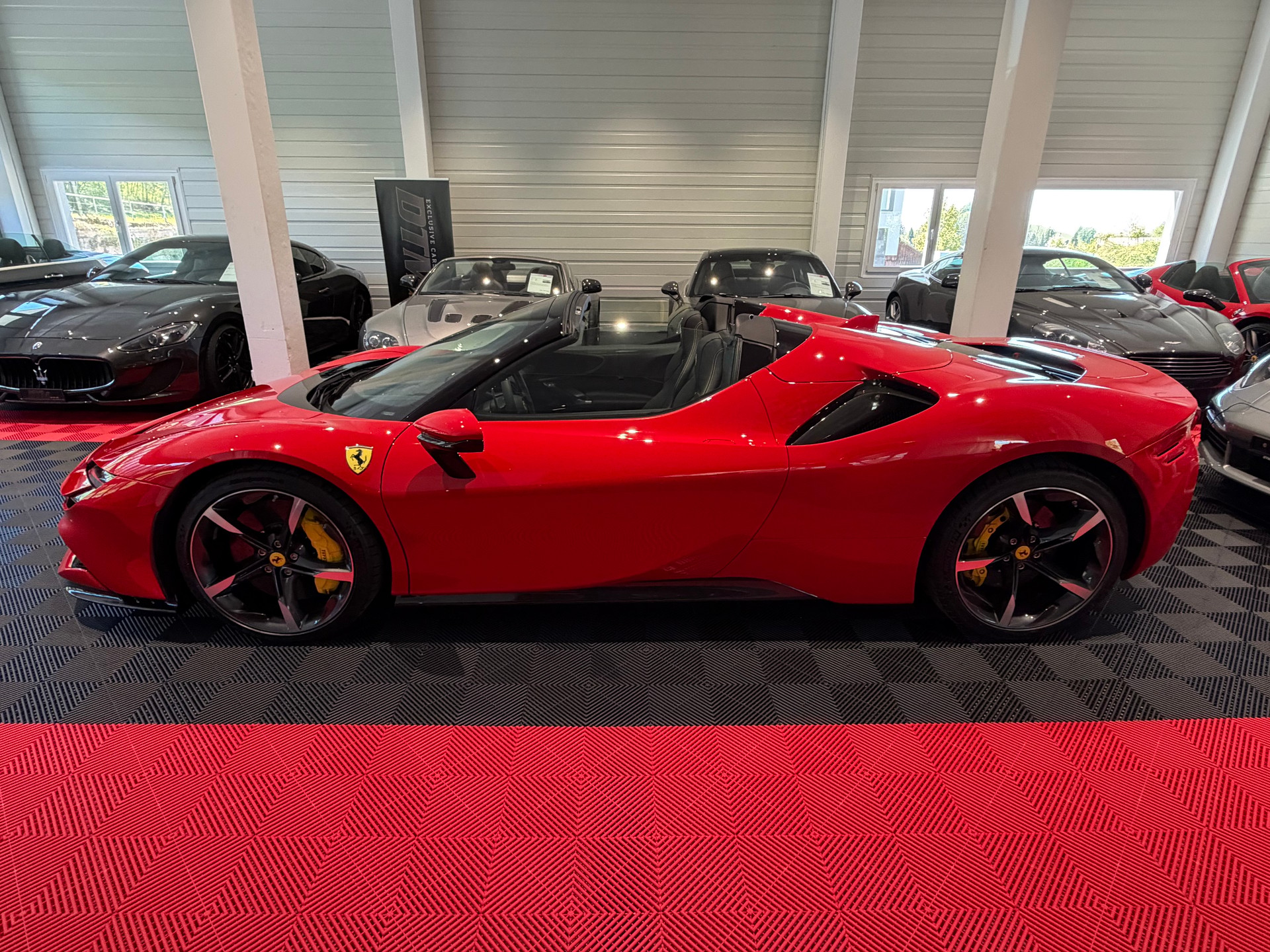 FERRARI SF90 Spider-showroom-element-2