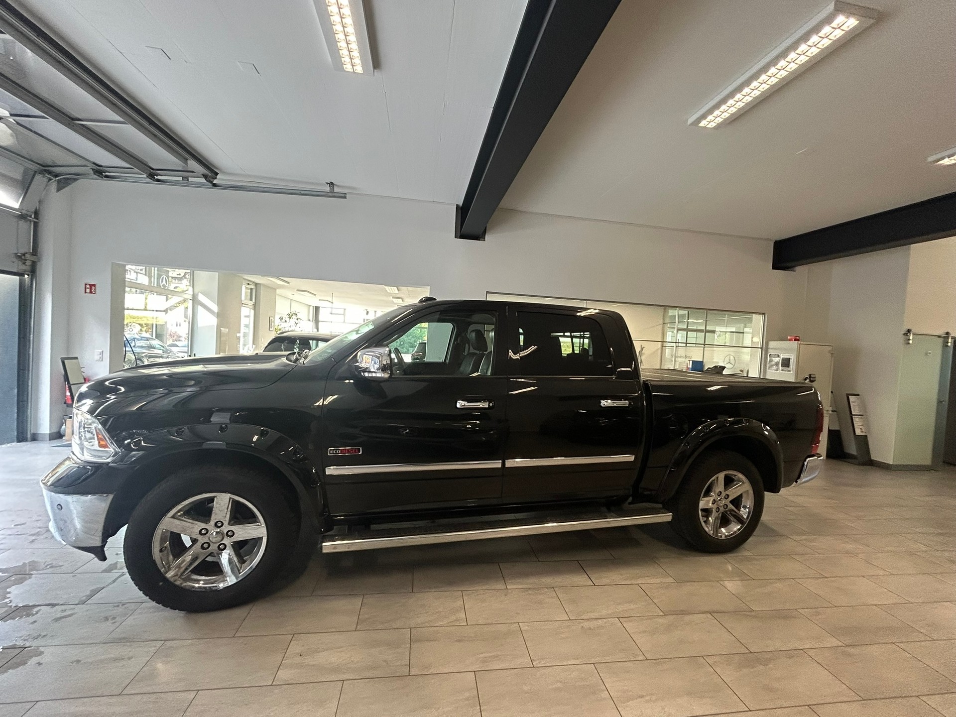 DODGE RAM 1500 LARAMIE-showroom-element-3