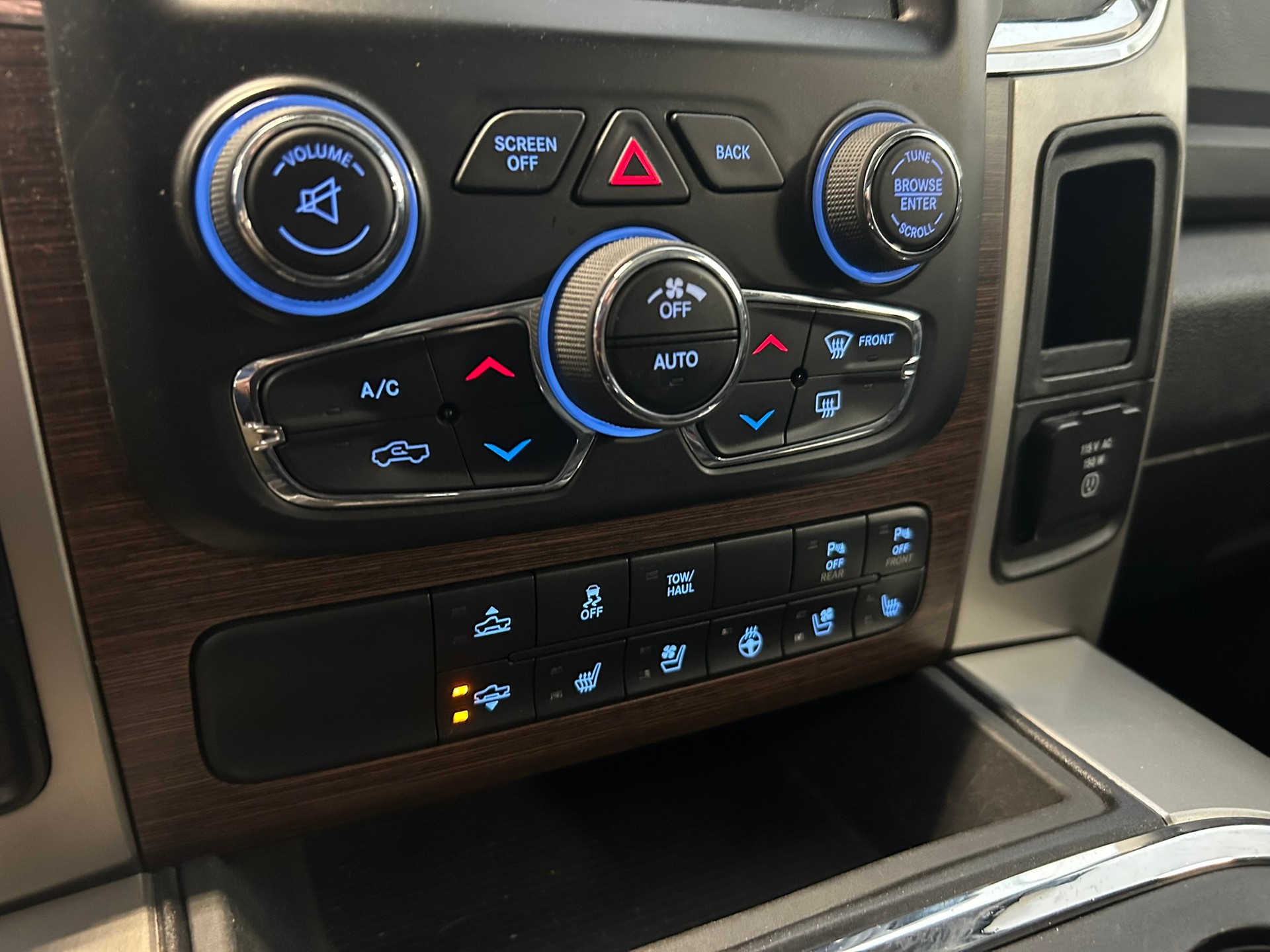 DODGE RAM 1500 LARAMIE-image-14