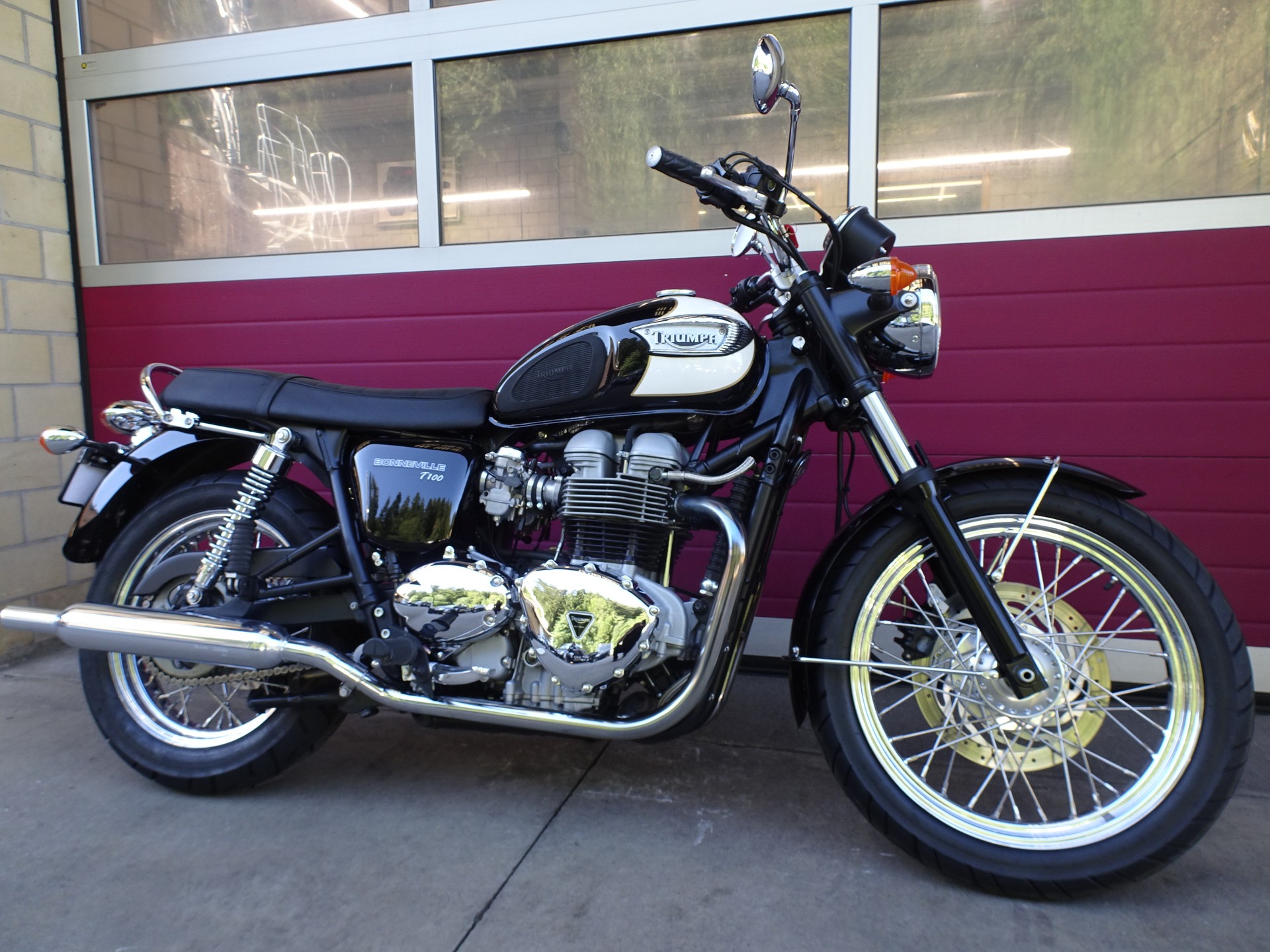 TRIUMPH Bonneville 900 T100-image-10