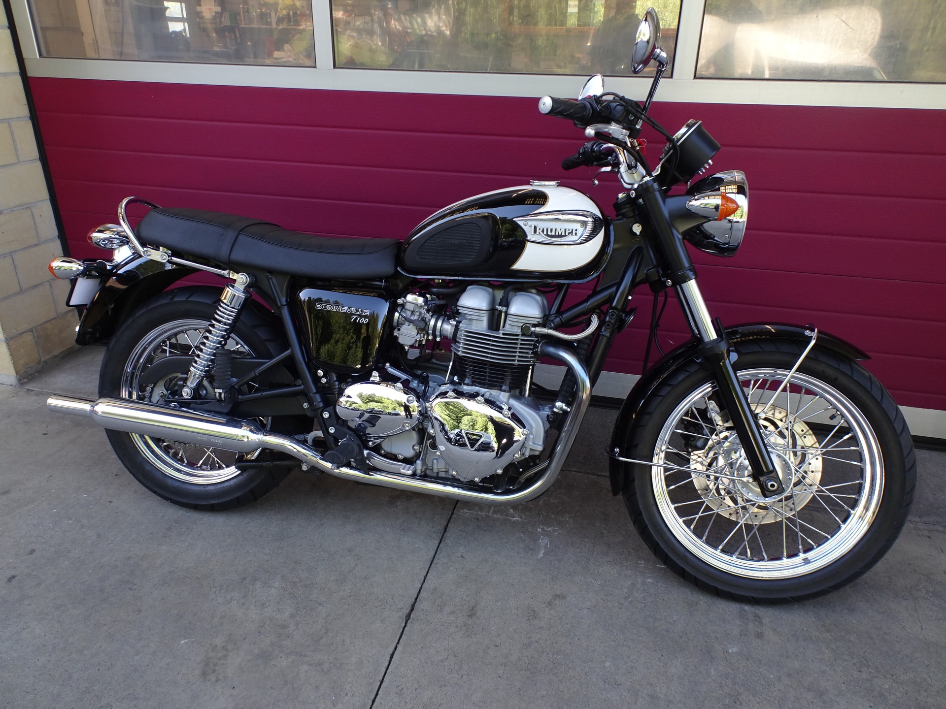 TRIUMPH Bonneville 900 T100-image-2