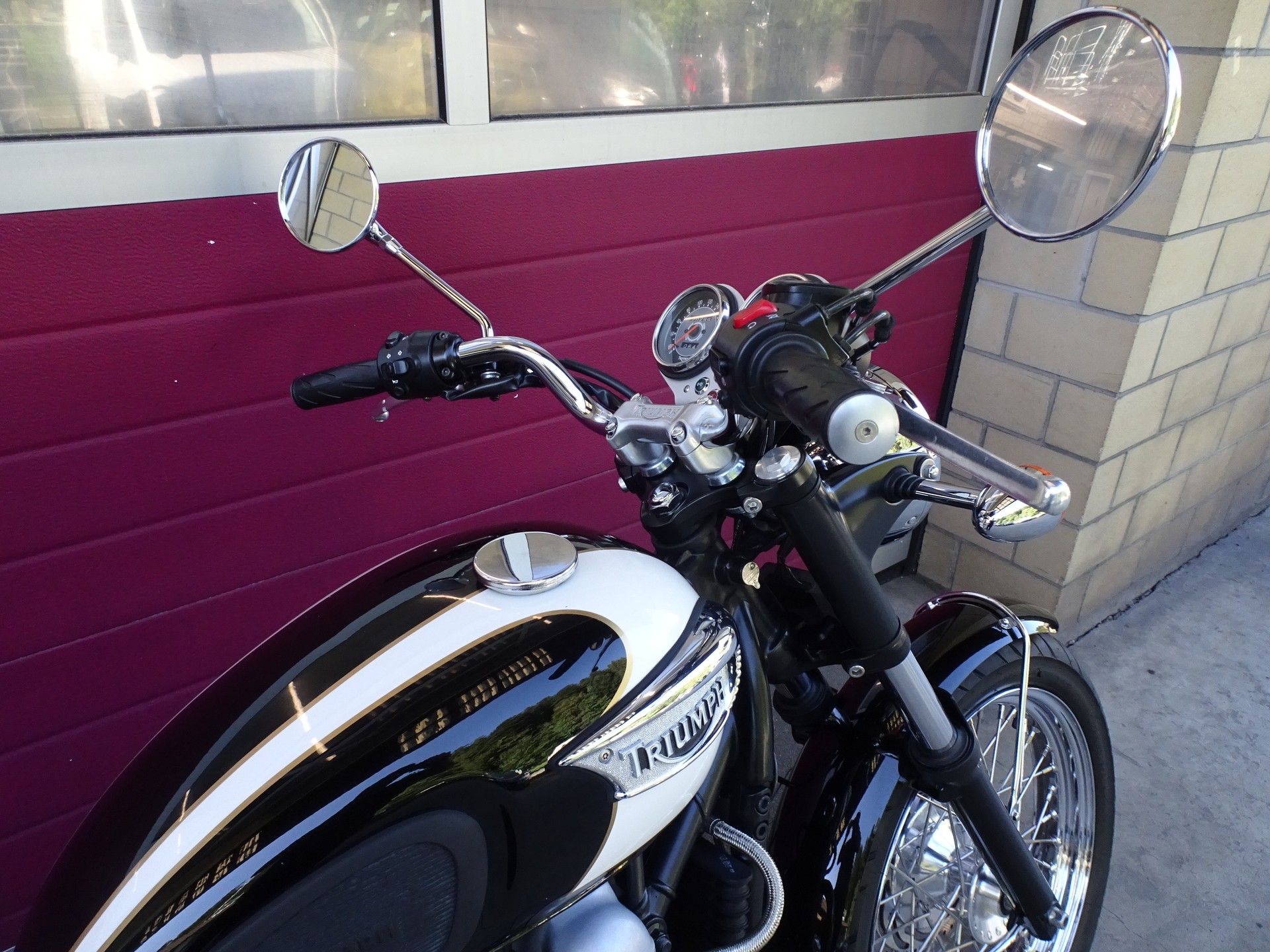 TRIUMPH Bonneville 900 T100-image-4