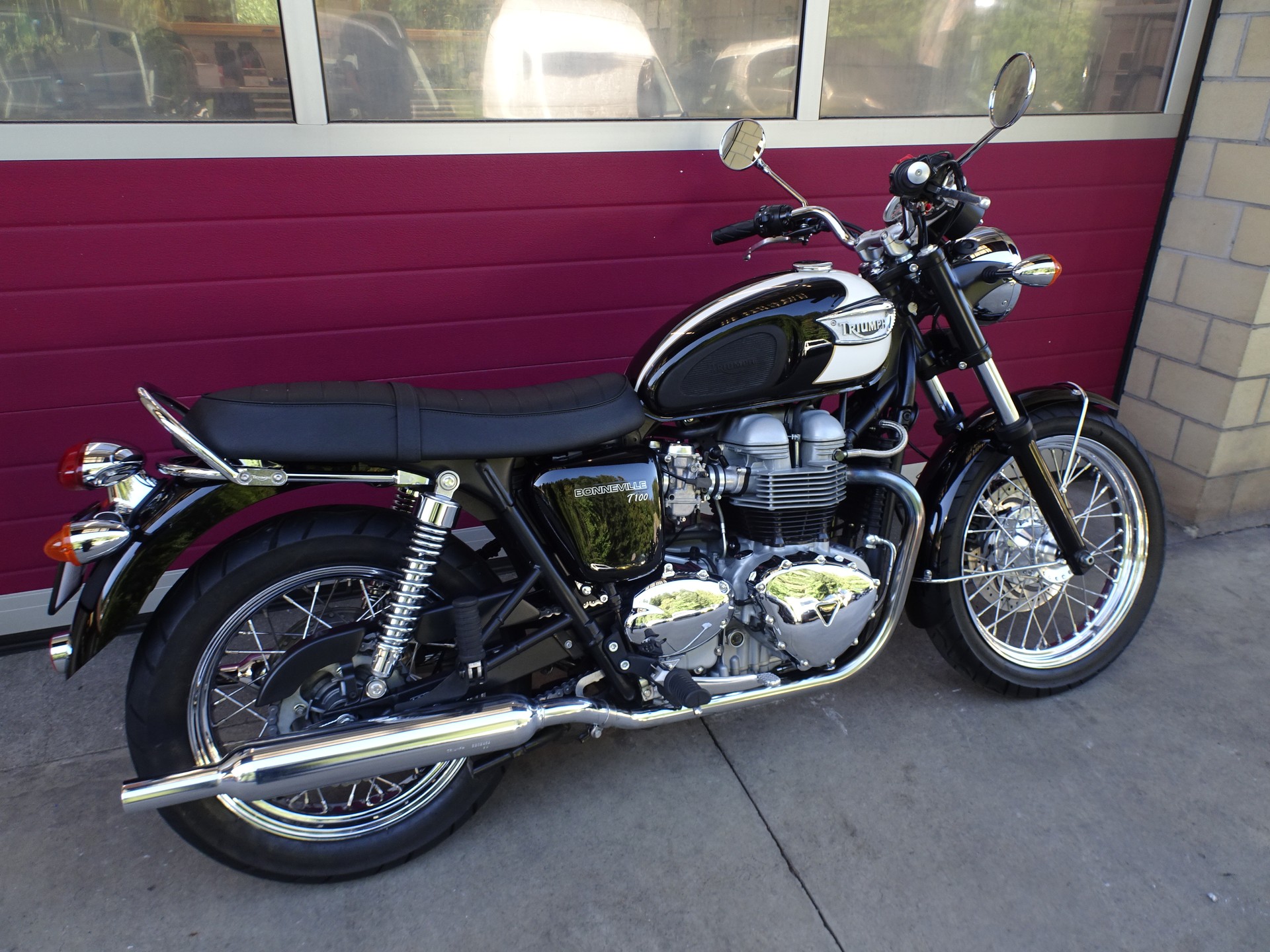 TRIUMPH Bonneville 900 T100-image-3