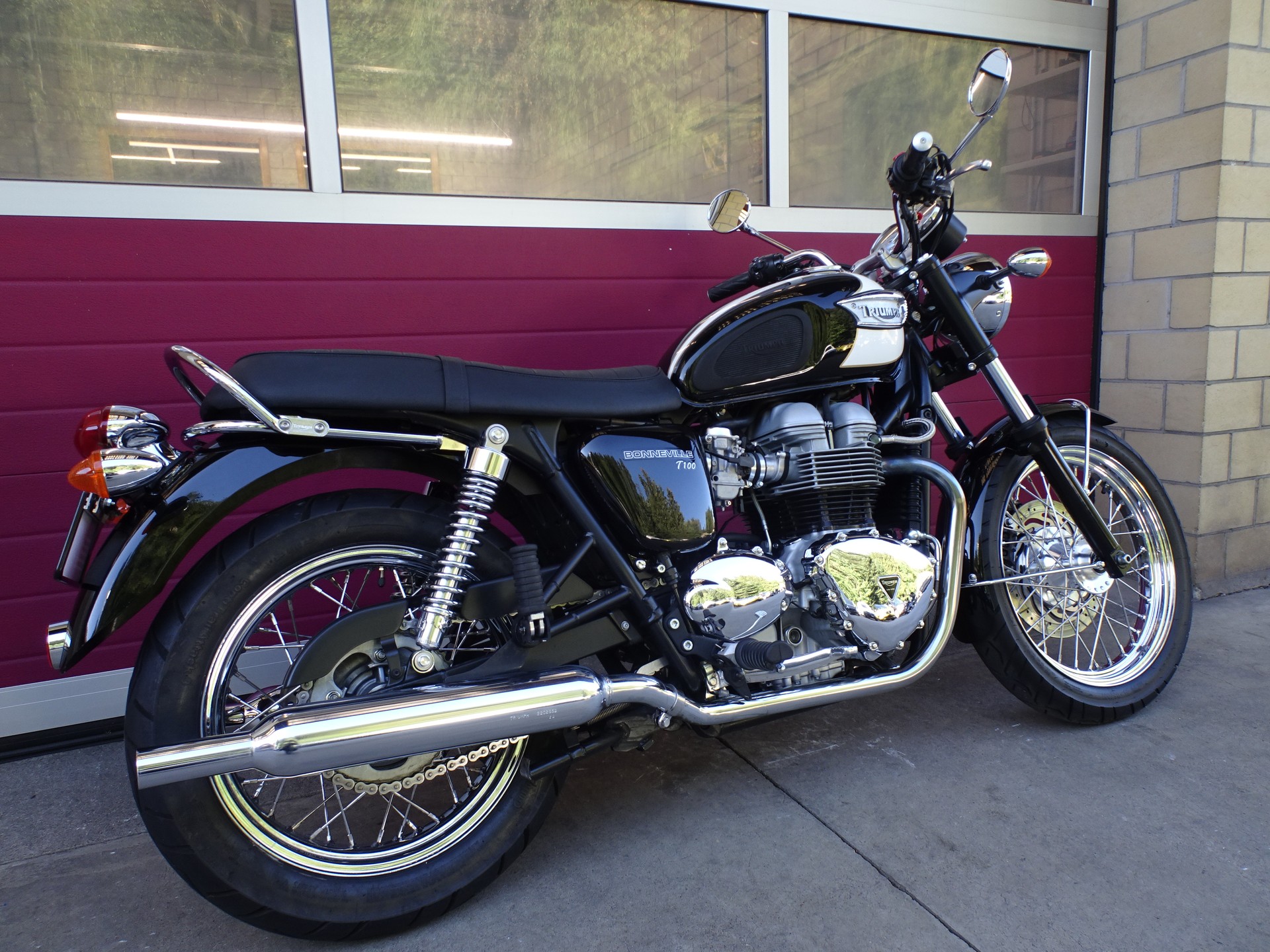 TRIUMPH Bonneville 900 T100-image-8
