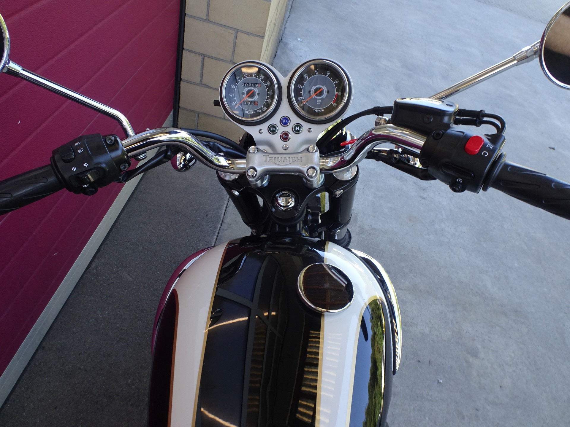 TRIUMPH Bonneville 900 T100-image-5