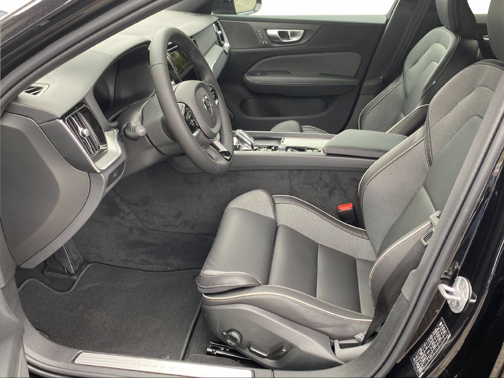 VOLVO V60 2.0 B4 Plus Dark-image-12
