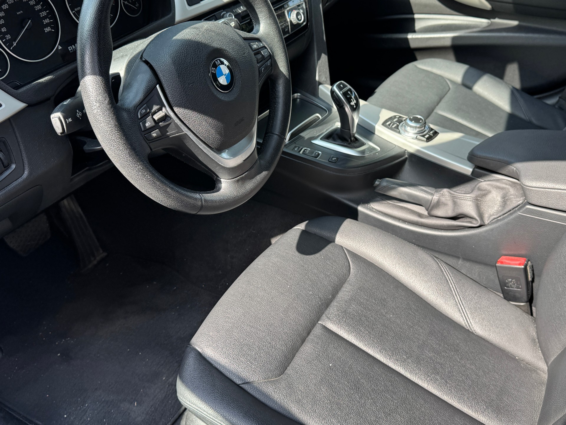 BMW 320i xDrive Sport Line Steptronic-image-9