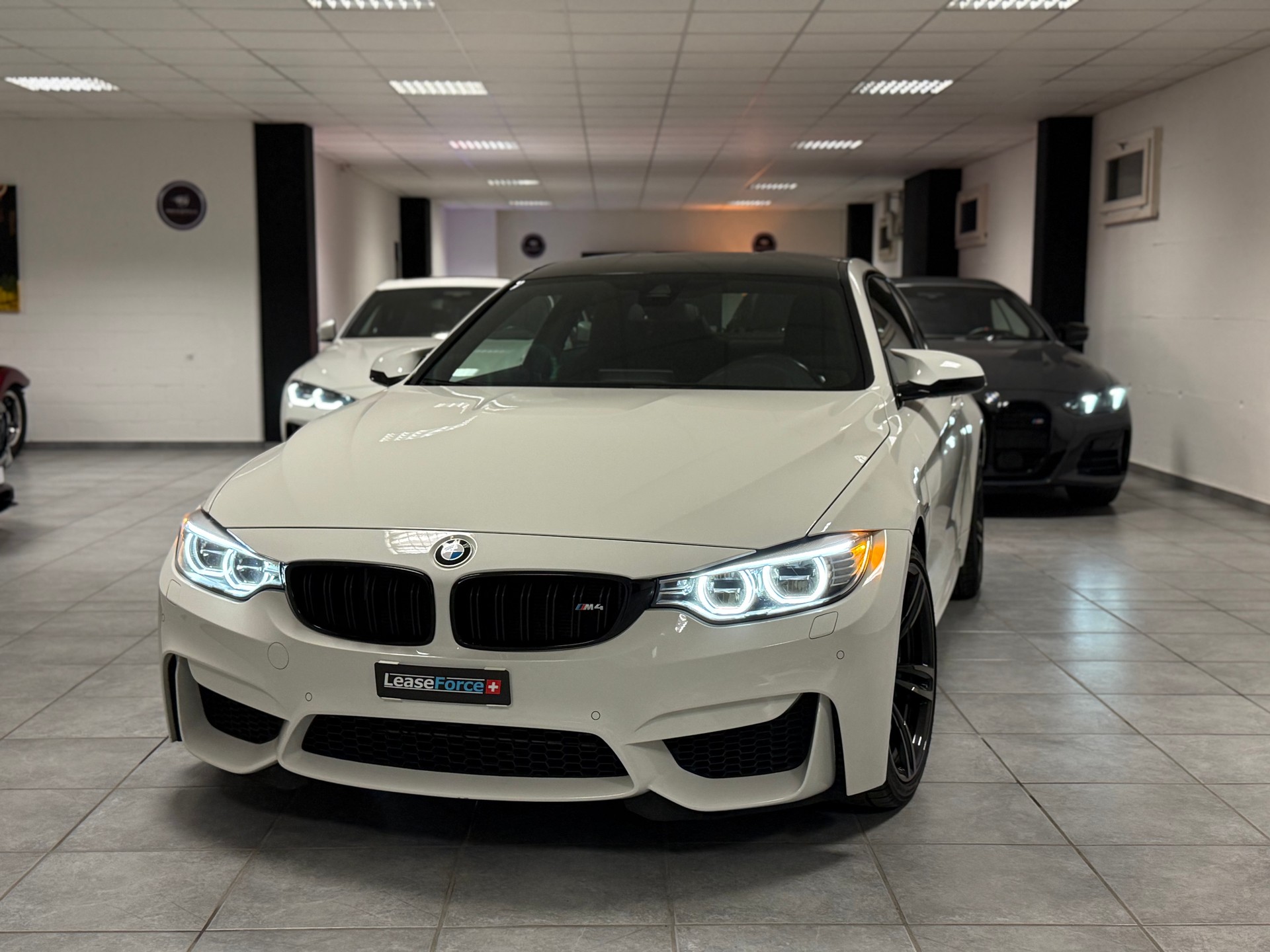 BMW M4 Coupé DKG-showroom-element-1