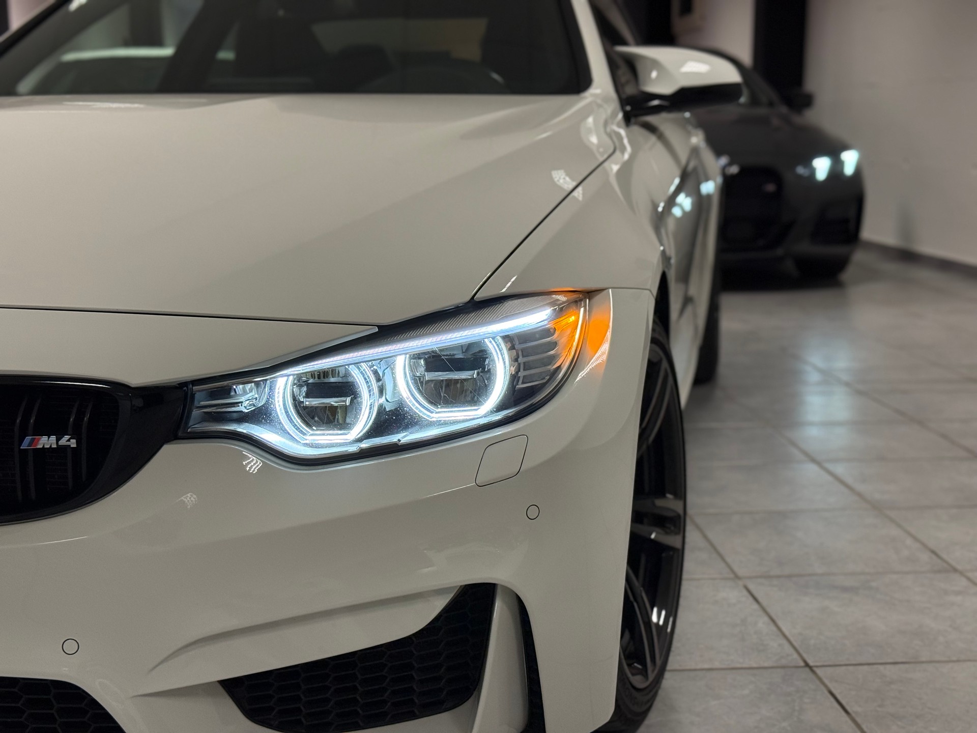 BMW M4 Coupé DKG-showroom-element-2