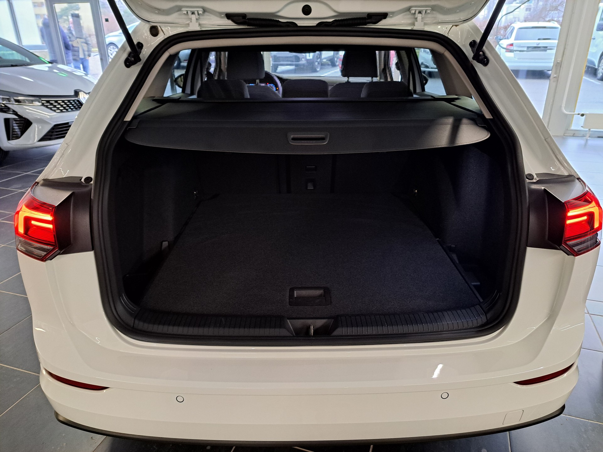 VW GOLF Variant 1.0 eTSI Mhev Life DSG-image-3