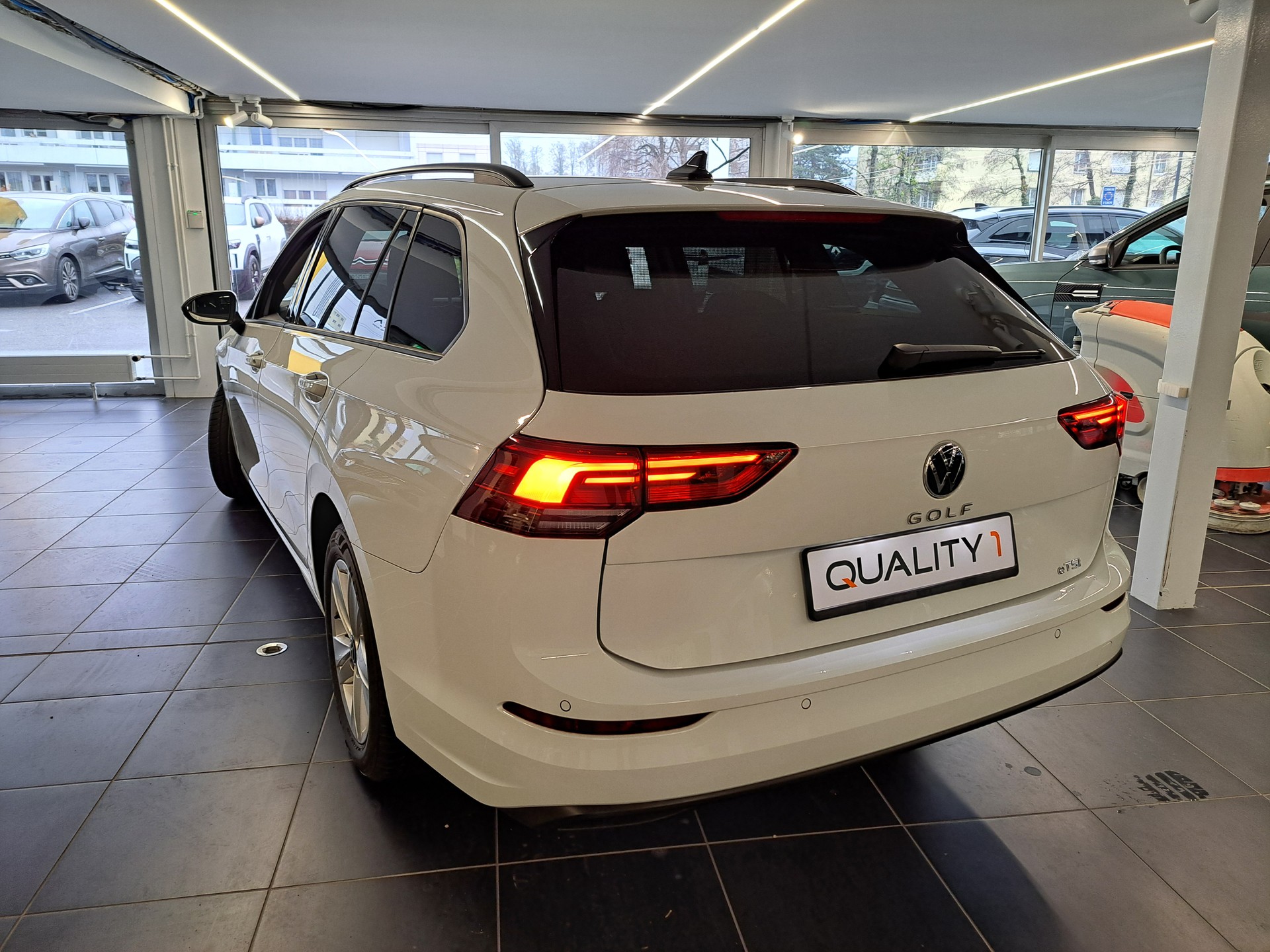 VW GOLF Variant 1.0 eTSI Mhev Life DSG-image-2