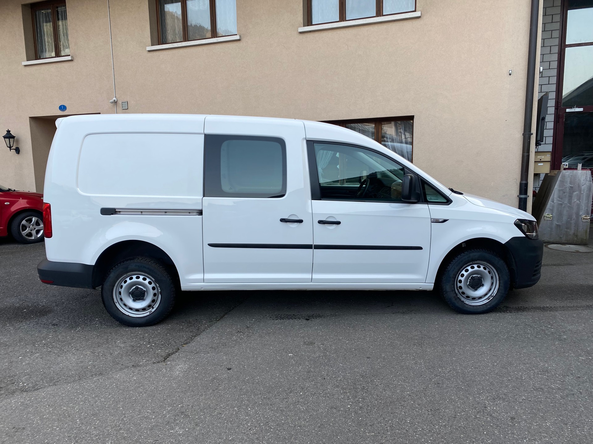 VW Caddy Maxi 2.0TDI 4Motion BlueMotion Technology-image-7