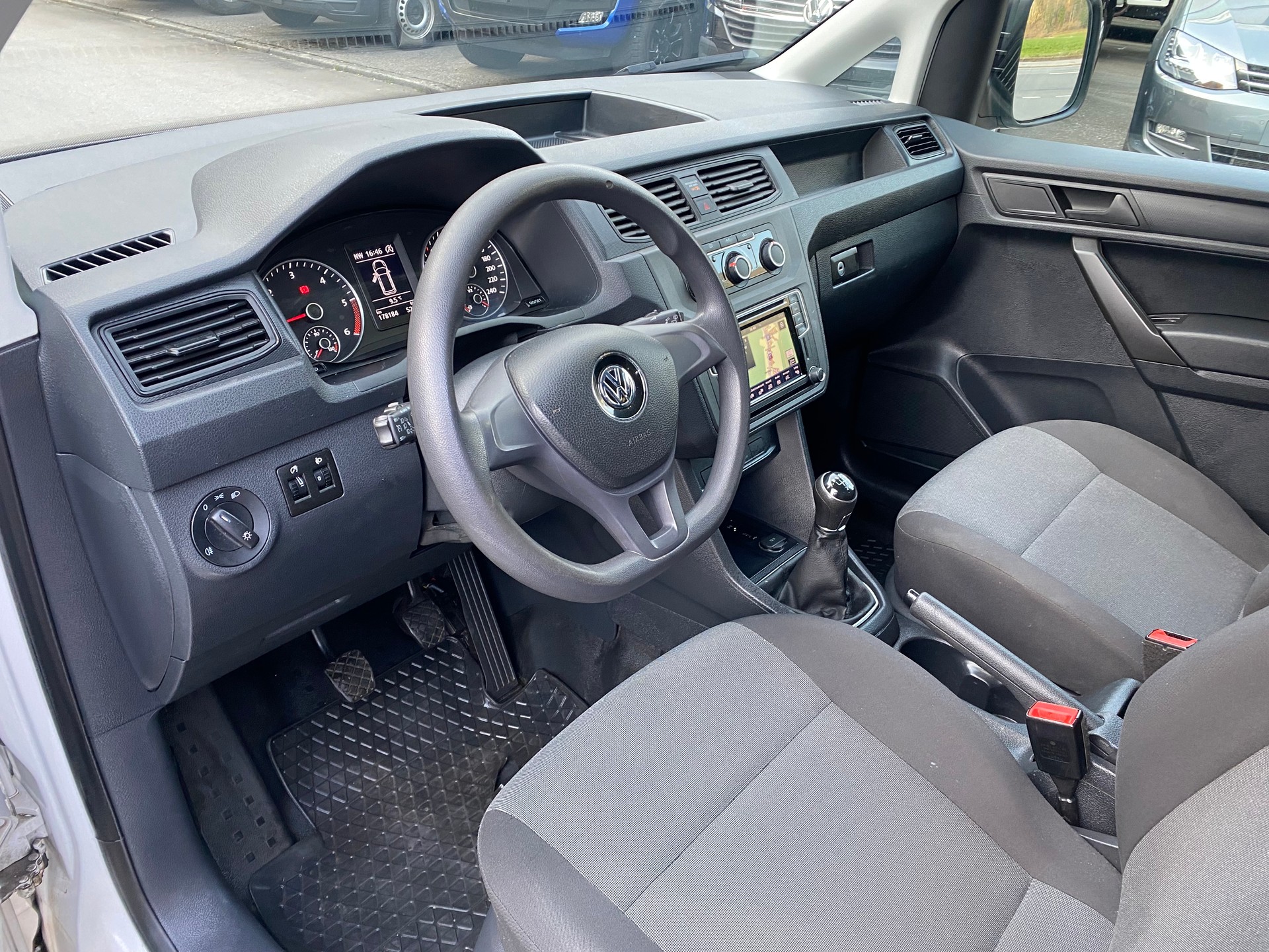 VW Caddy Maxi 2.0TDI 4Motion BlueMotion Technology-image-2