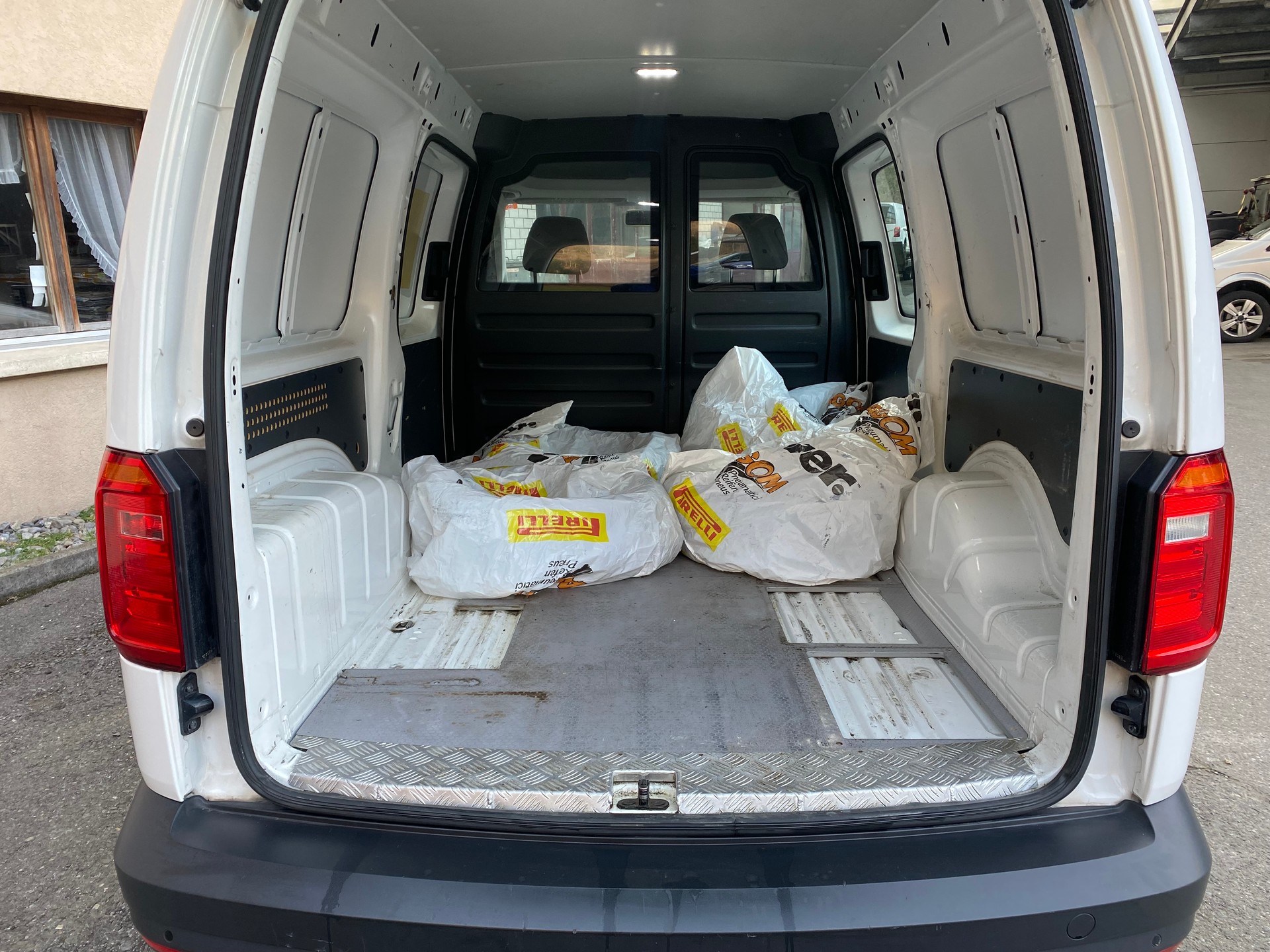 VW Caddy Maxi 2.0TDI 4Motion BlueMotion Technology-image-5