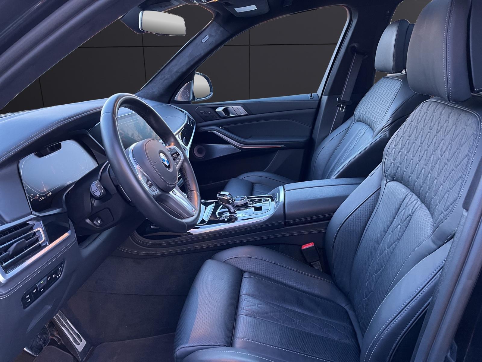 BMW X7 M50i-showroom-element-1