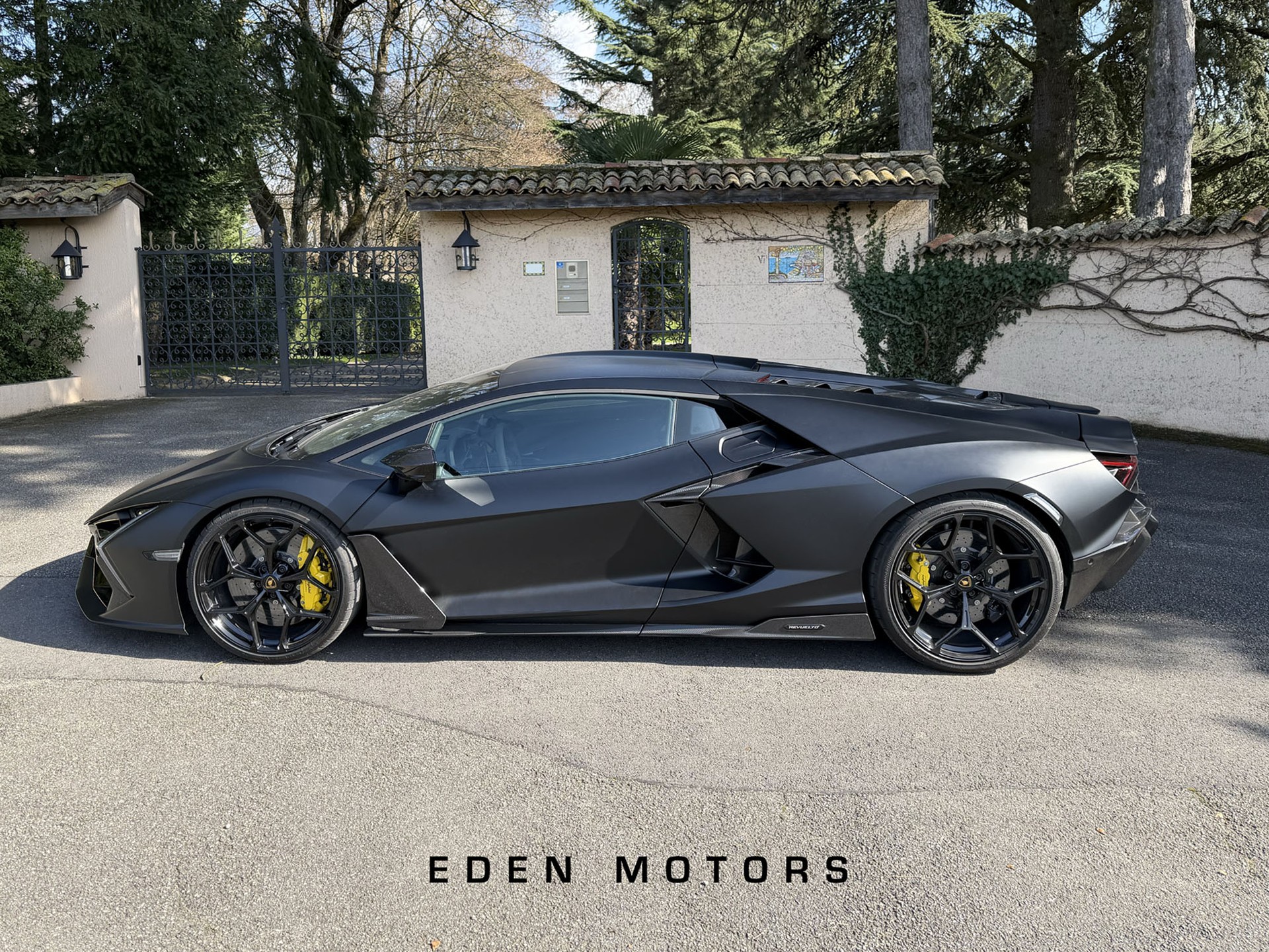 LAMBORGHINI REVUELTO