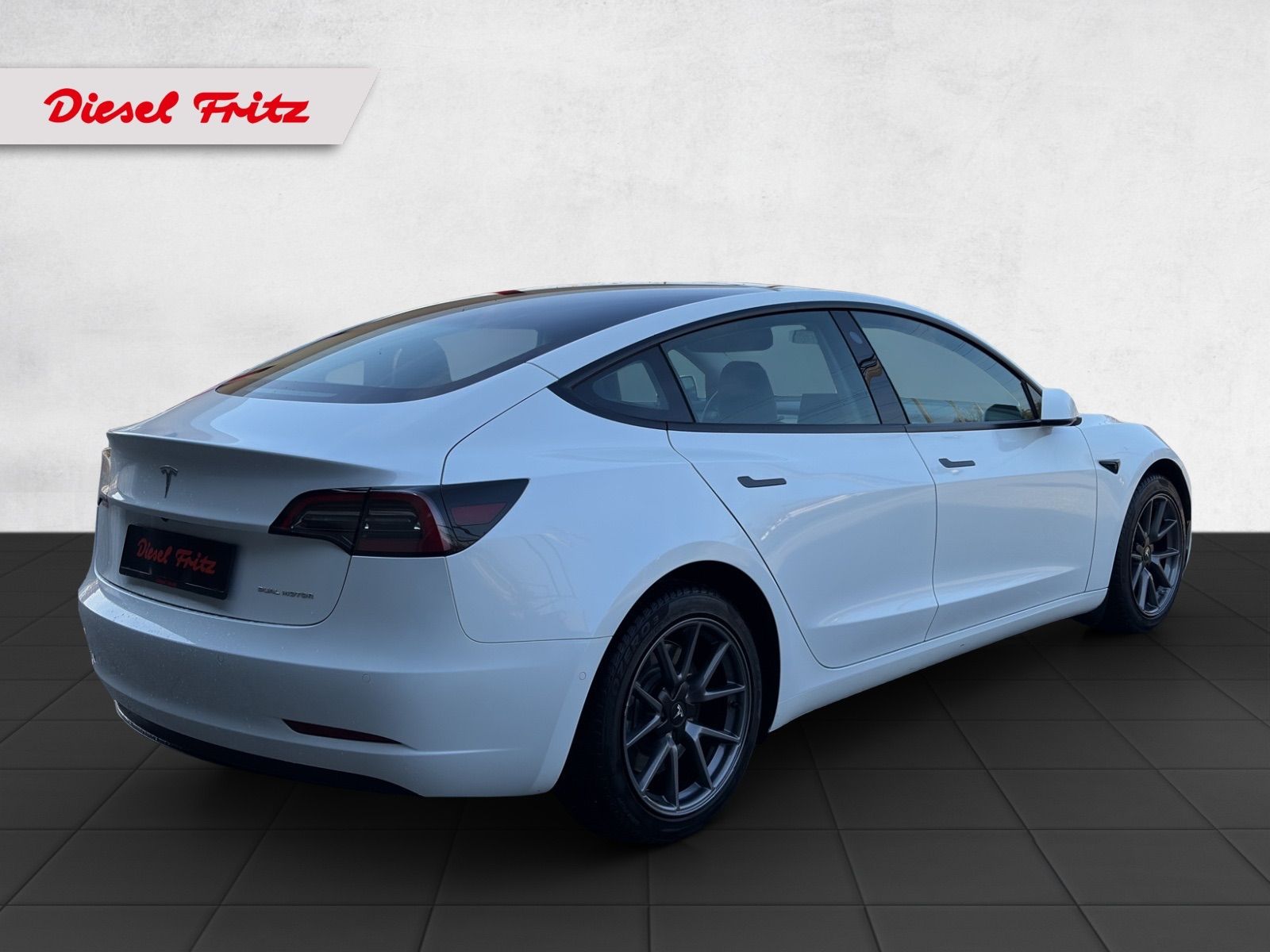 TESLA Model 3 Long Range Dual Motor AWD-image-4