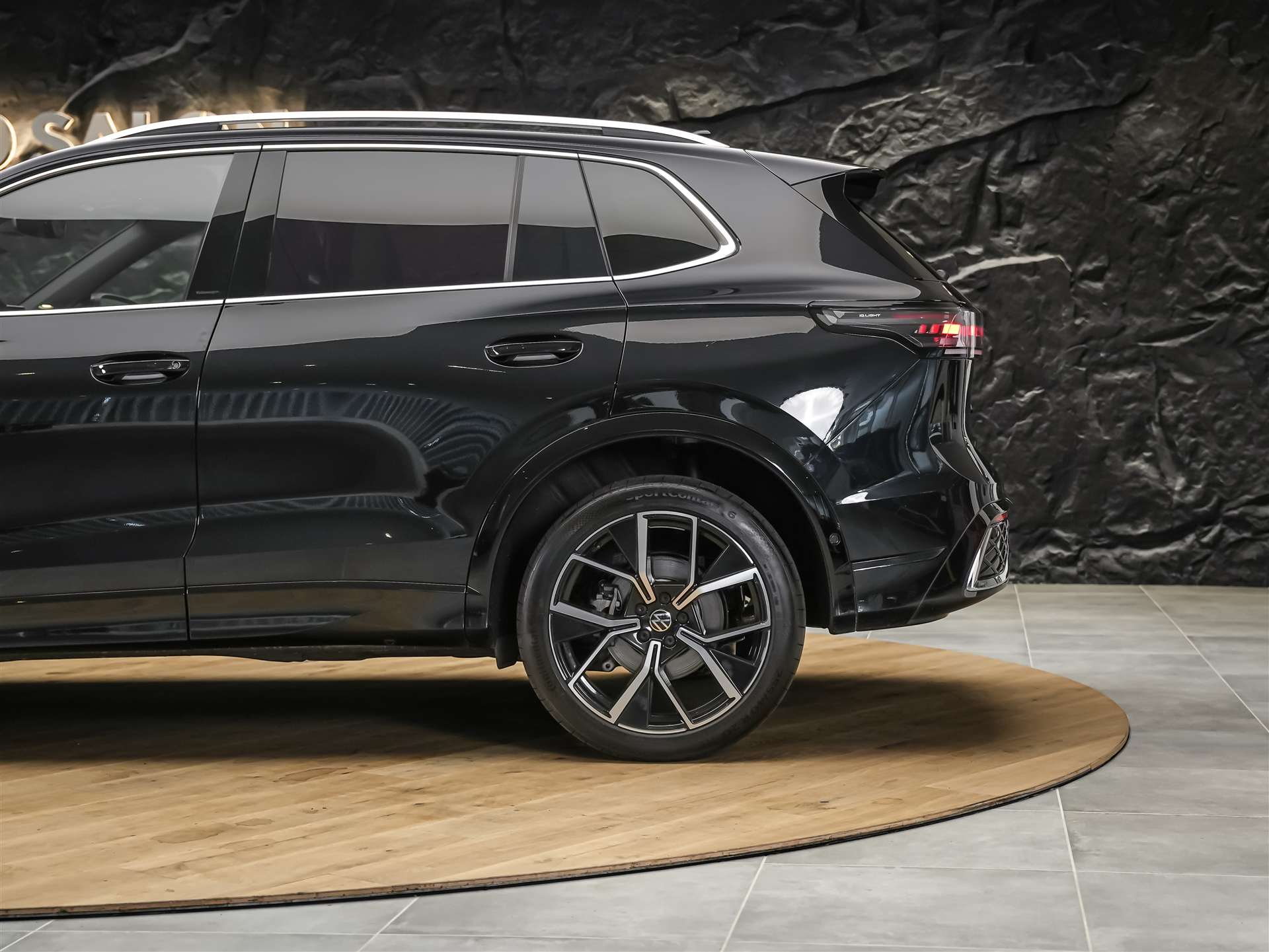 VW Tiguan 2.0 TSI R-Line DSG 4motion *Panorama*Massage*Matrix LED*-image-19