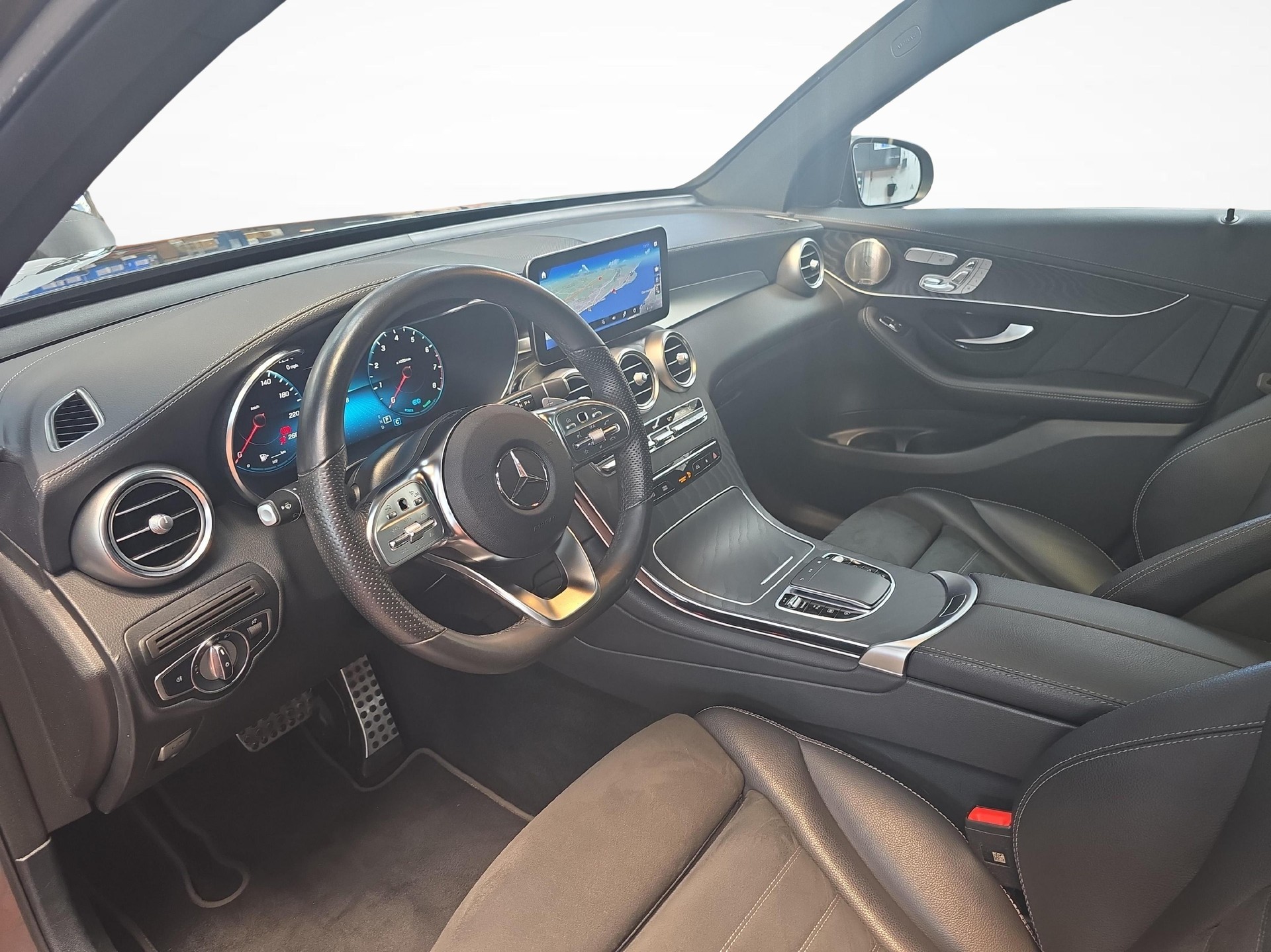 MERCEDES-BENZ GLC 200 4MATIC AMG Line-image-4