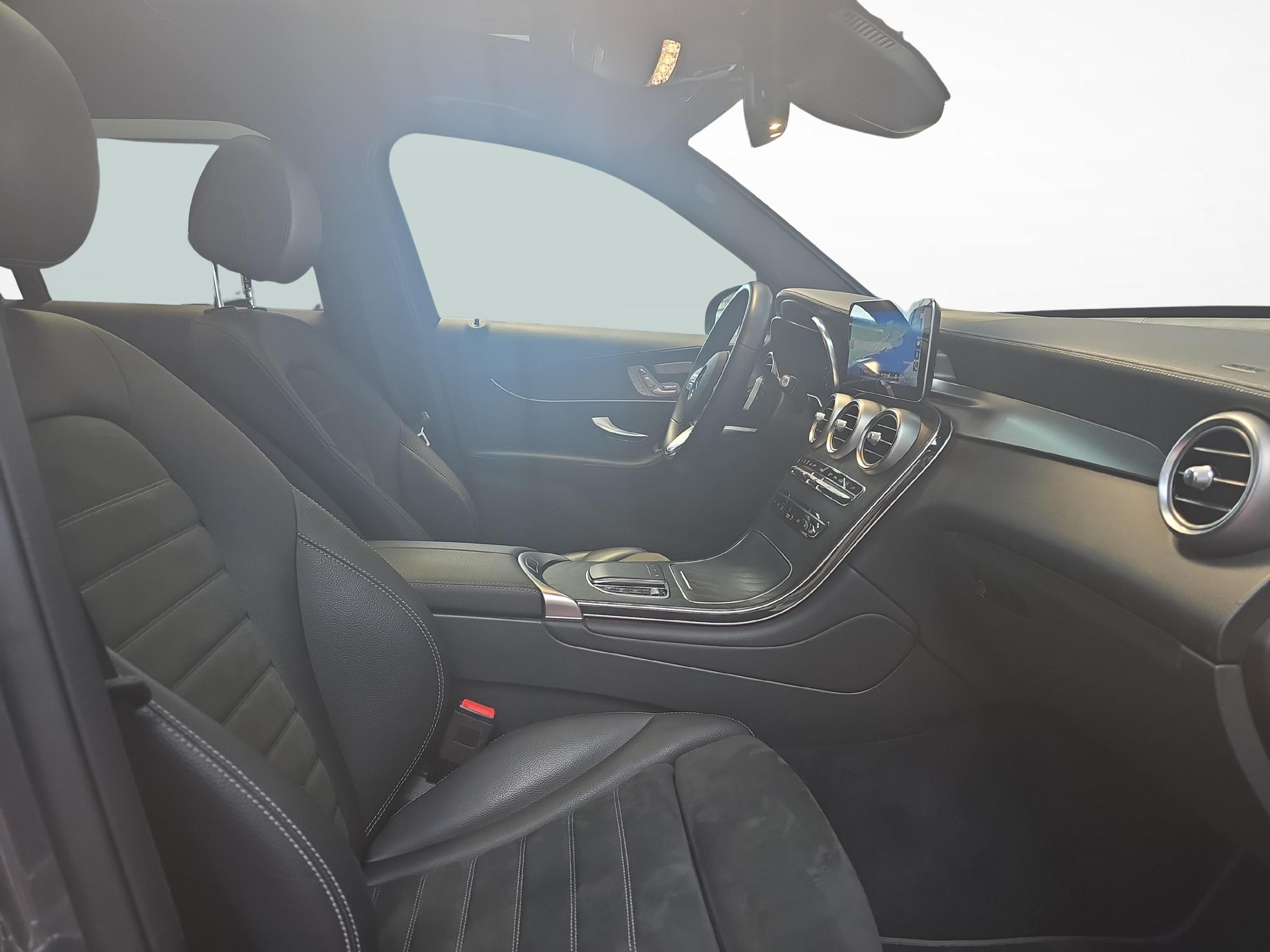 MERCEDES-BENZ GLC 200 4MATIC AMG Line-image-6