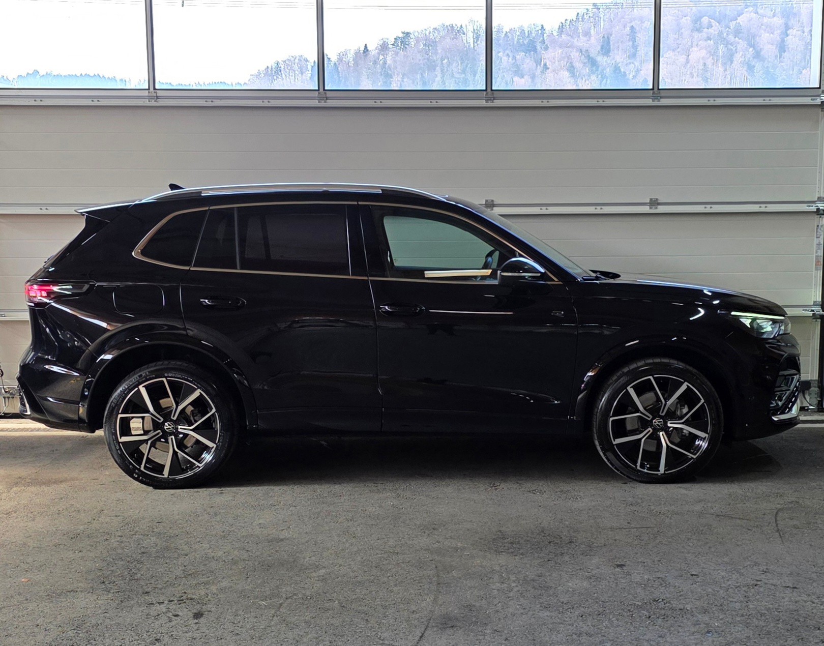 VW Tiguan 2.0 TSI DSG R-Line 4Motion *Massagefunktion*Abstandsregler/Spurhalteassistent*Panoramaglasdach*Lenkrad- & Sitzheizung*-image-5