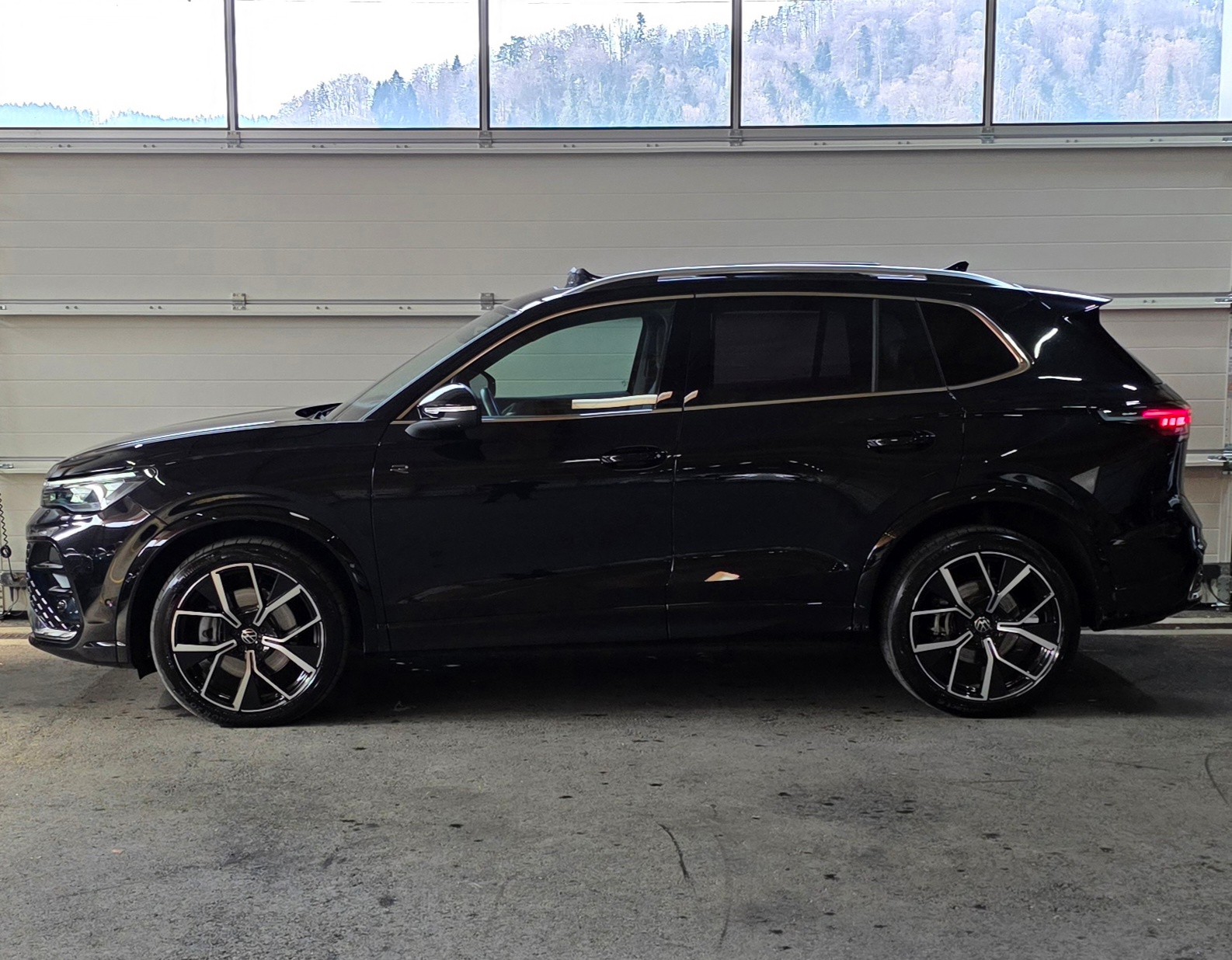 VW Tiguan 2.0 TSI DSG R-Line 4Motion *Massagefunktion*Abstandsregler/Spurhalteassistent*Panoramaglasdach*Lenkrad- & Sitzheizung*-showroom-element-1