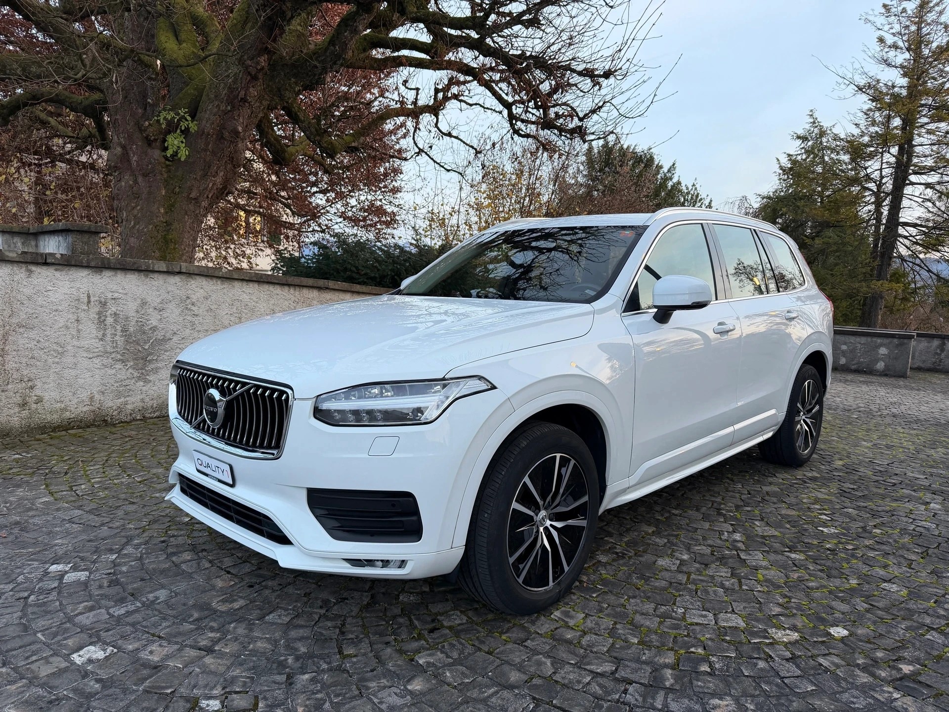 VOLVO XC90 B5 Diesel AWD Momentum Geartronic / 1 Hand / Ab MFK / Service gepflegt / 36 Monate Garantie exkl. / LED