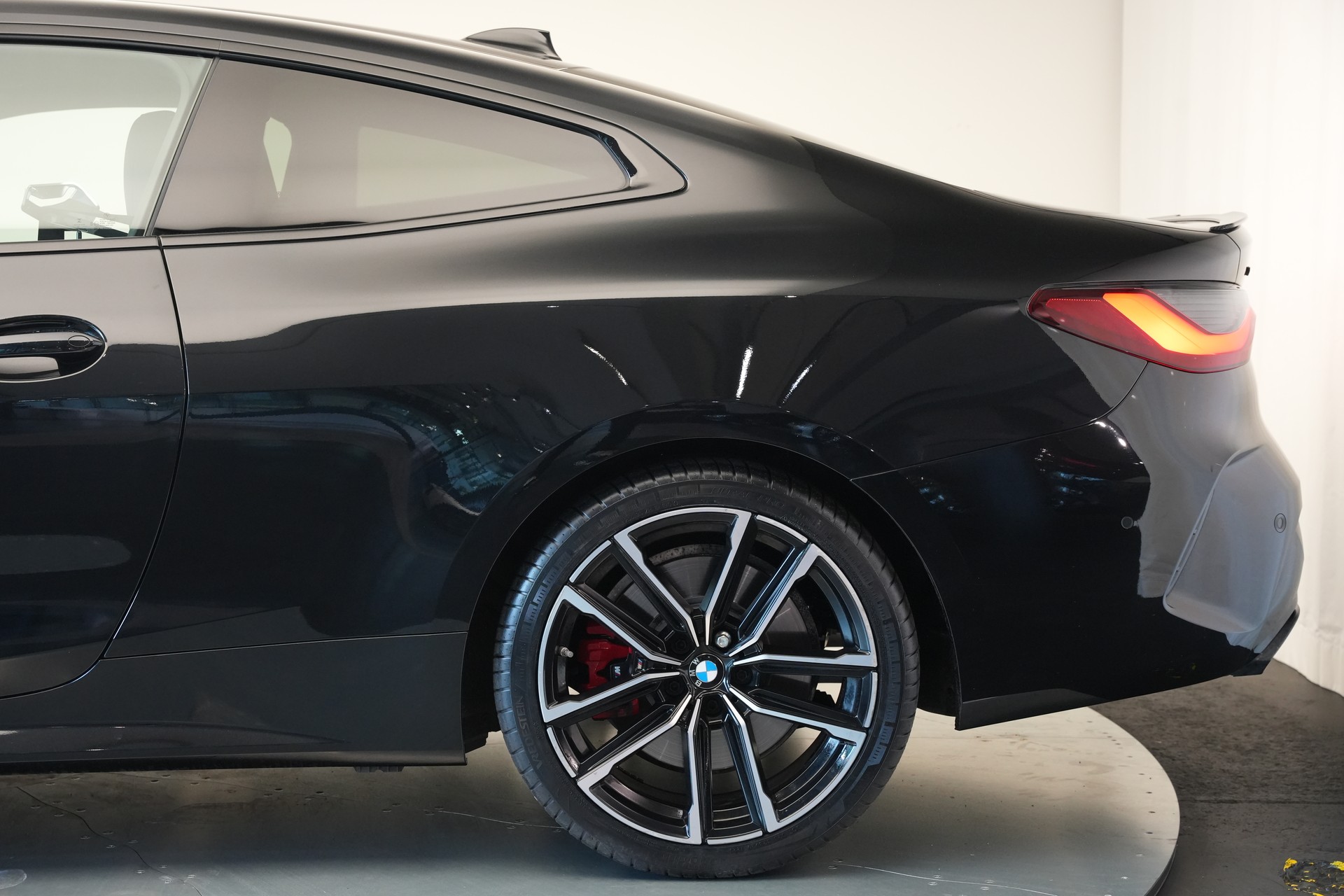 BMW M440i xDrive 48V Coupé Steptronic *CH-Fahrzeug* *M Sportsitze* *Carbon Paket*-image-45
