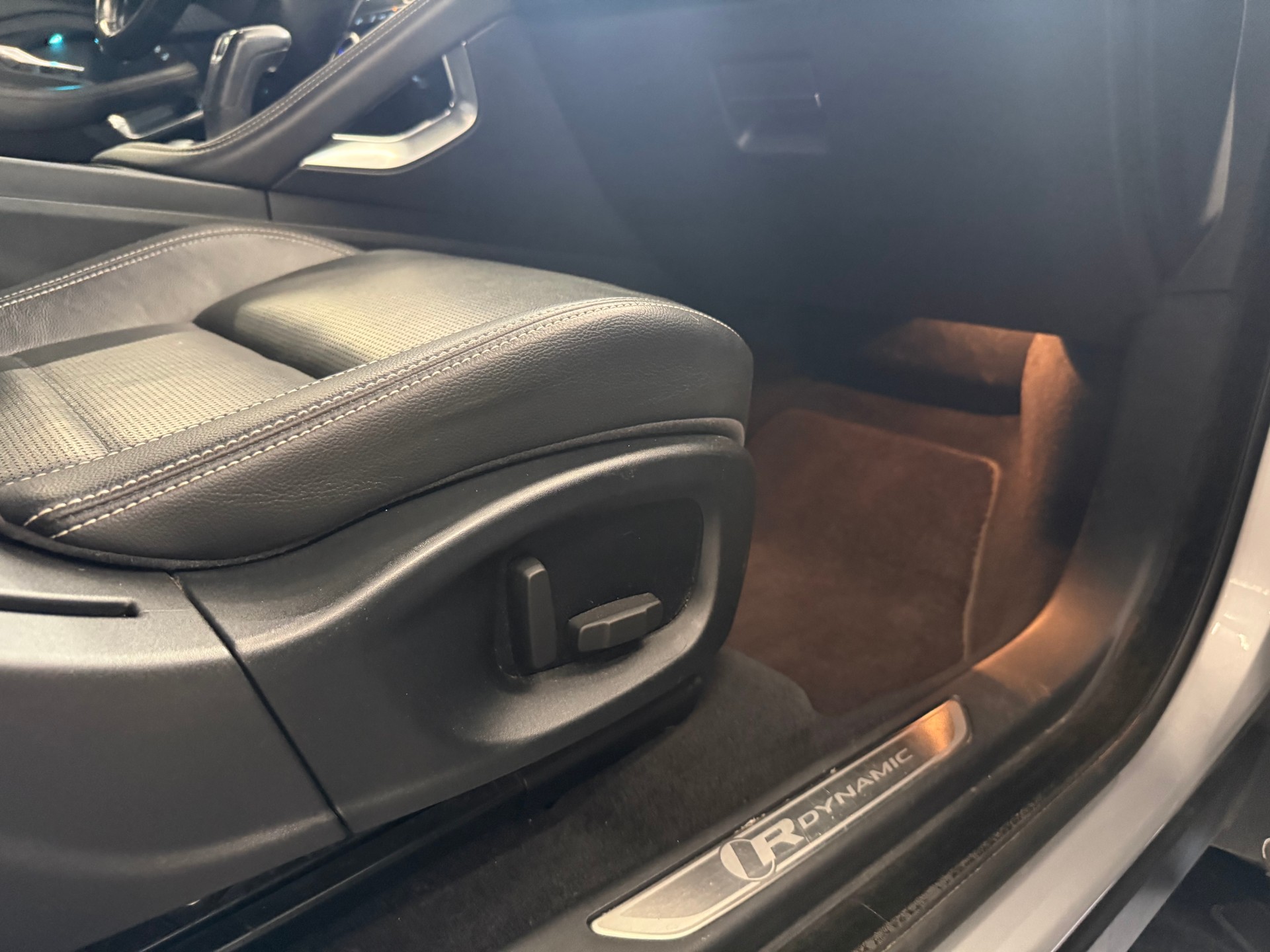 JAGUAR E-Pace 2.0d D180 S AWD Automatik-image-15