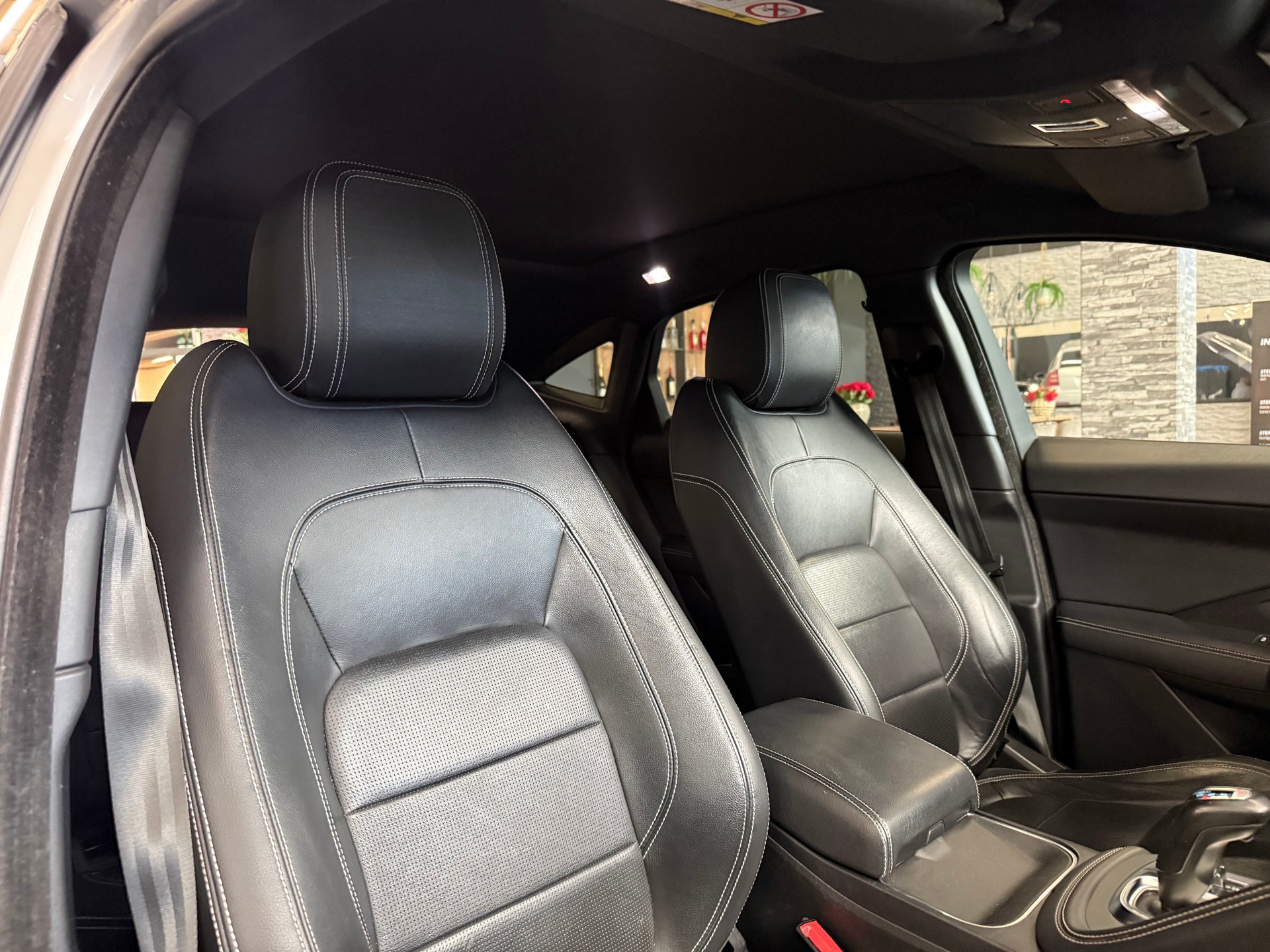 JAGUAR E-Pace 2.0d D180 S AWD Automatik-image-14