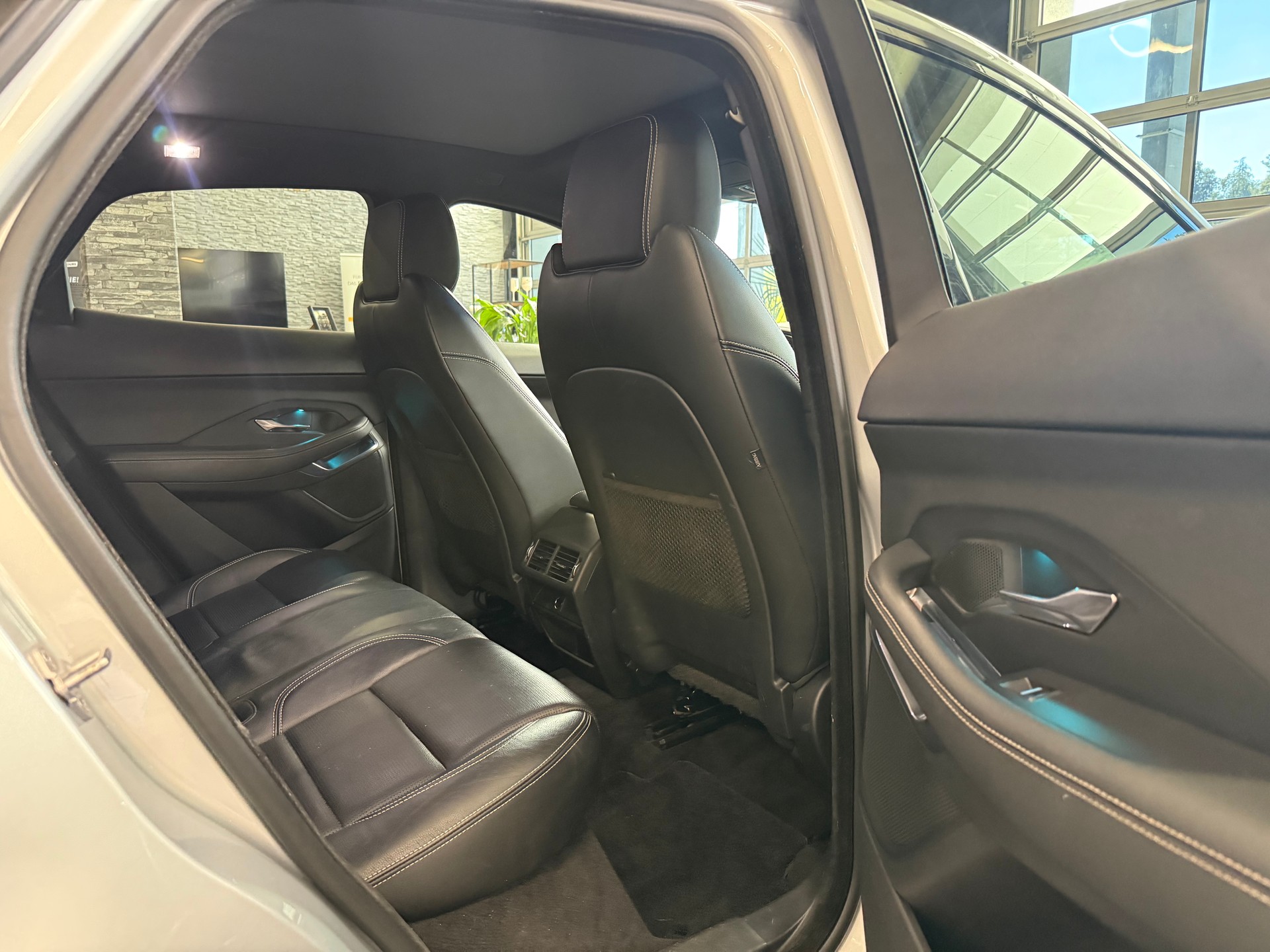JAGUAR E-Pace 2.0d D180 S AWD Automatik-image-12