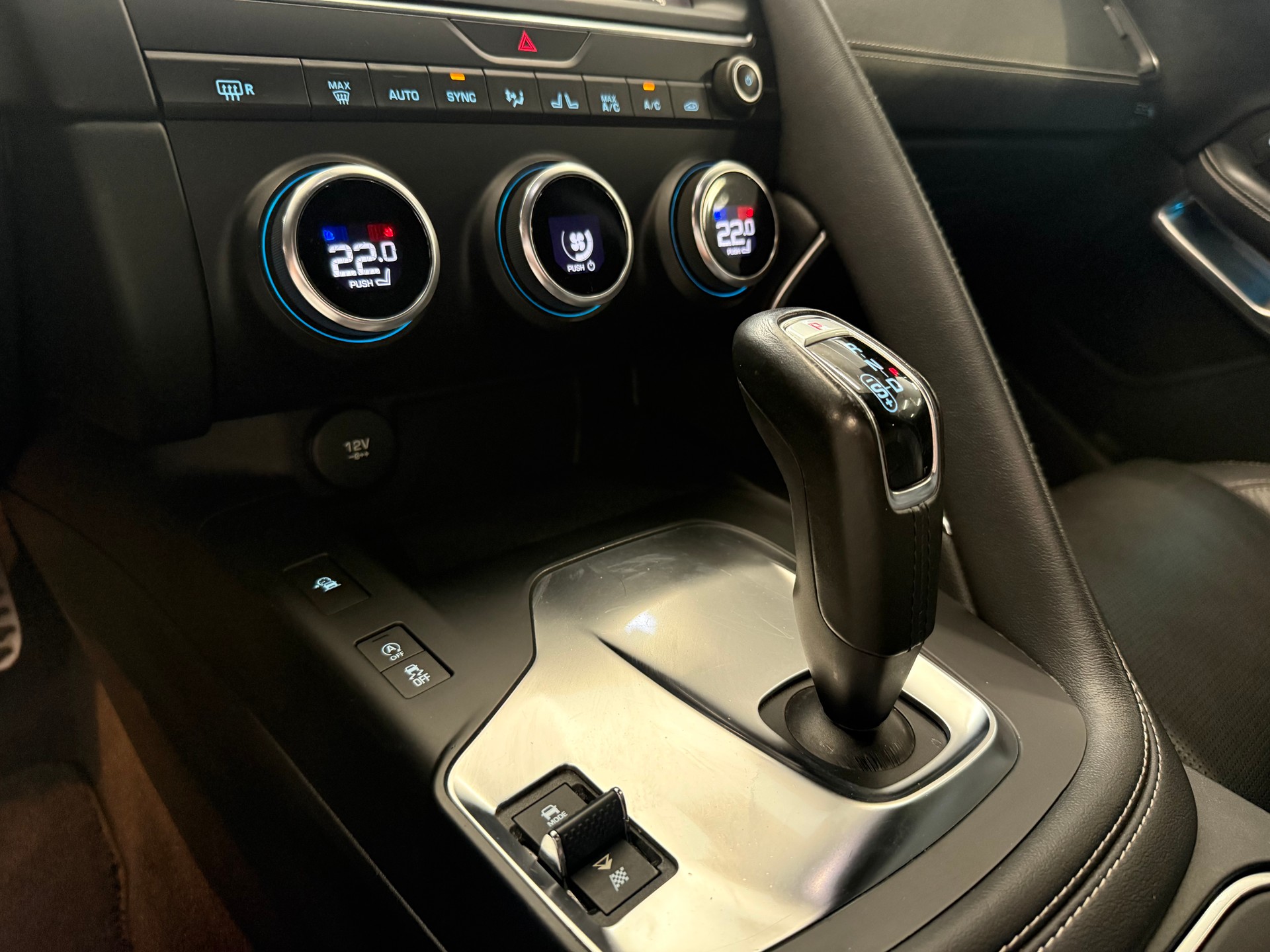 JAGUAR E-Pace 2.0d D180 S AWD Automatik-image-23
