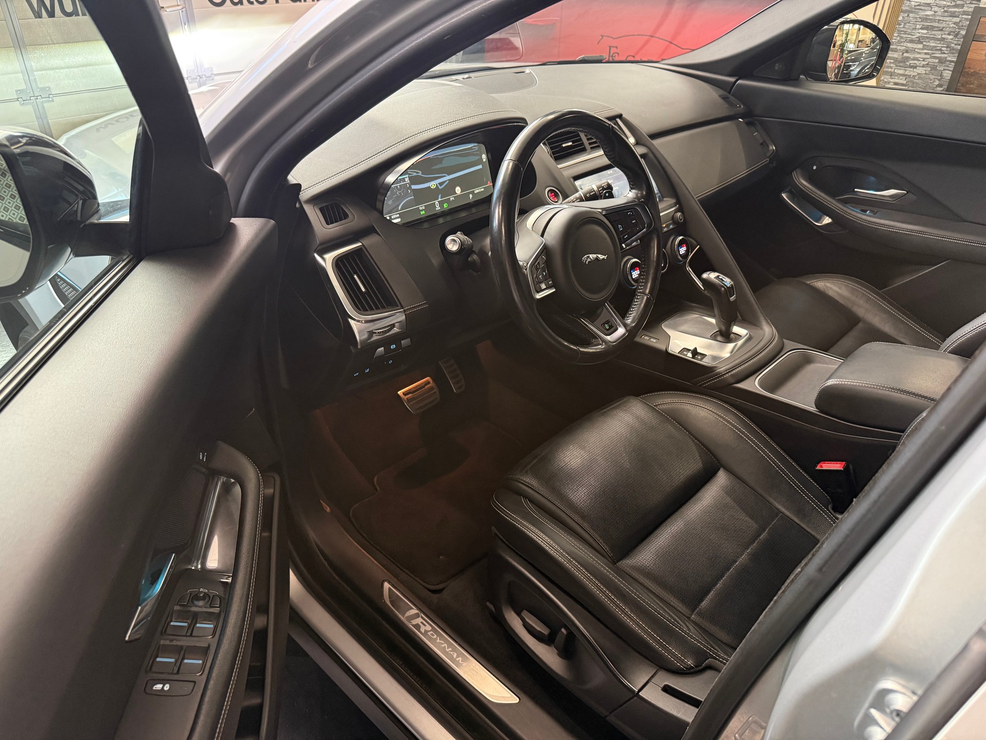 JAGUAR E-Pace 2.0d D180 S AWD Automatik-image-9