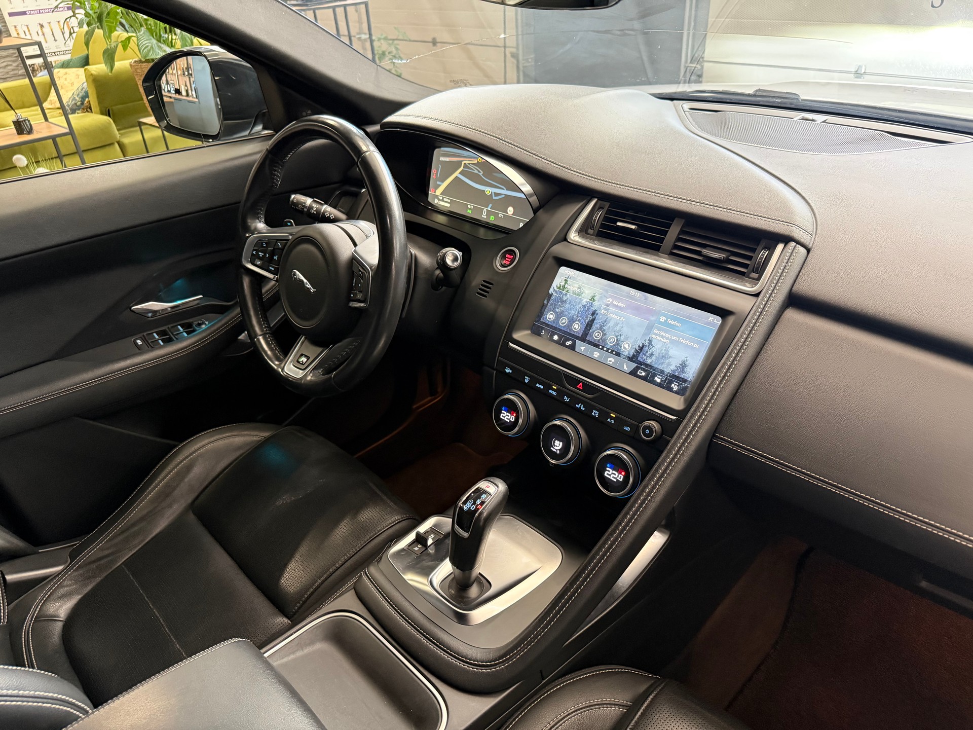 JAGUAR E-Pace 2.0d D180 S AWD Automatik-image-13