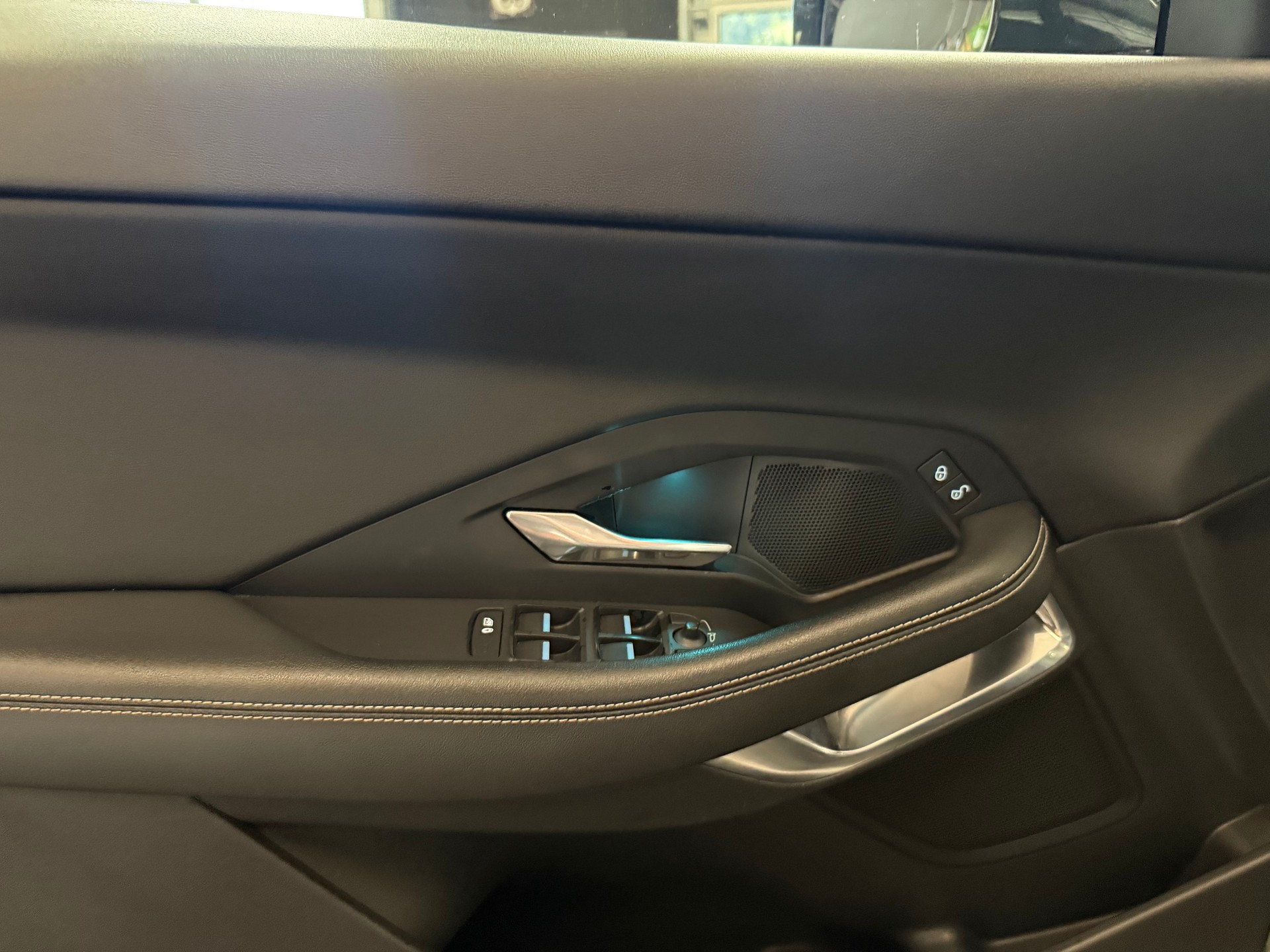 JAGUAR E-Pace 2.0d D180 S AWD Automatik-image-18