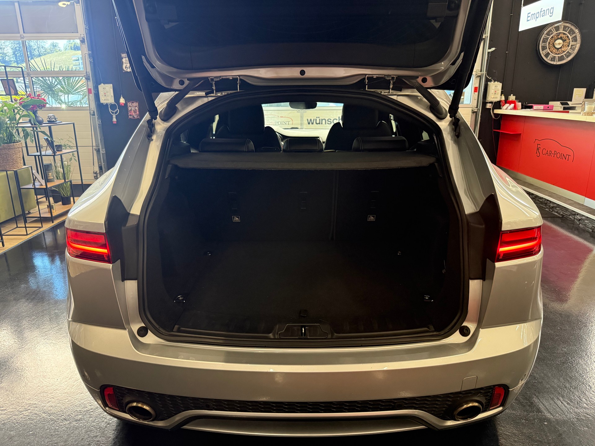 JAGUAR E-Pace 2.0d D180 S AWD Automatik-image-16