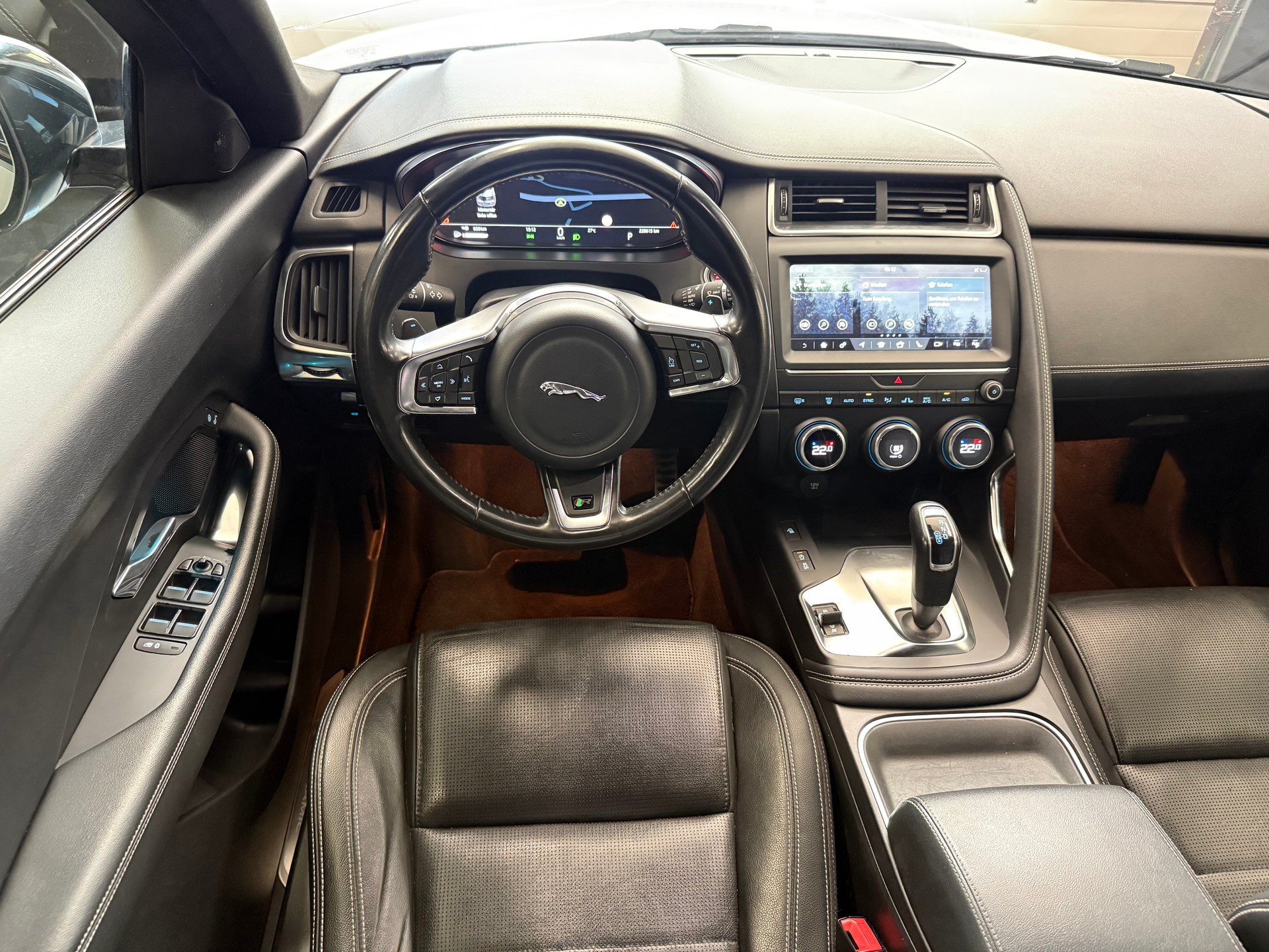 JAGUAR E-Pace 2.0d D180 S AWD Automatik-image-10
