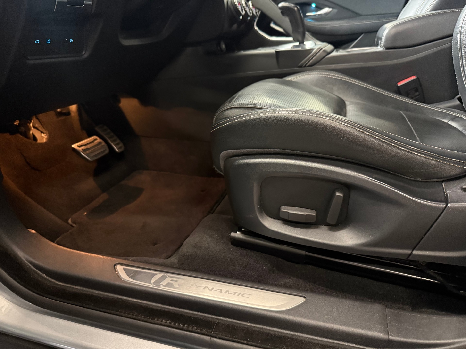 JAGUAR E-Pace 2.0d D180 S AWD Automatik-image-19