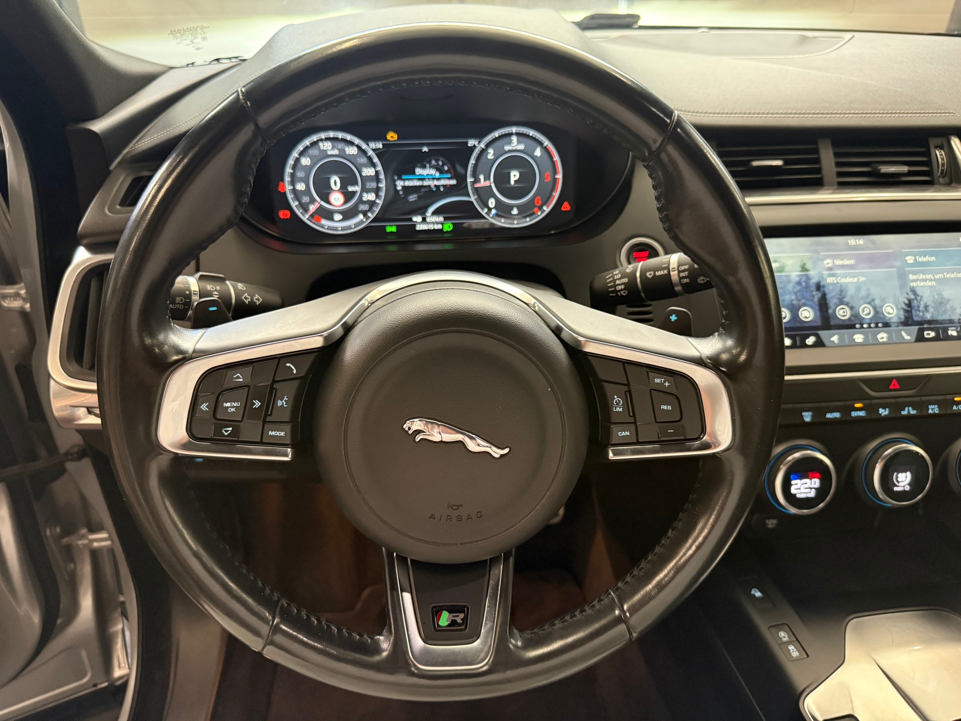 JAGUAR E-Pace 2.0d D180 S AWD Automatik-image-22